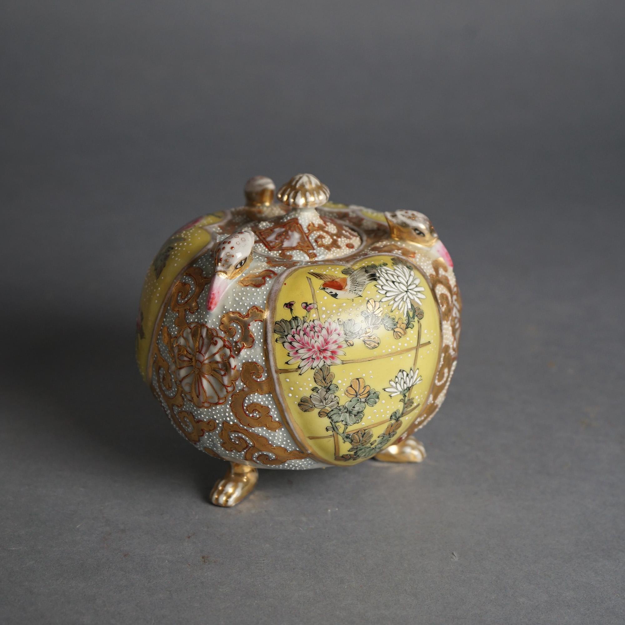 Deux vases anciens en poterie de Satsuma peints à la main et dorés, dont un vase et une urne à couvercle, vers 1920

Dimensions - 9,5 