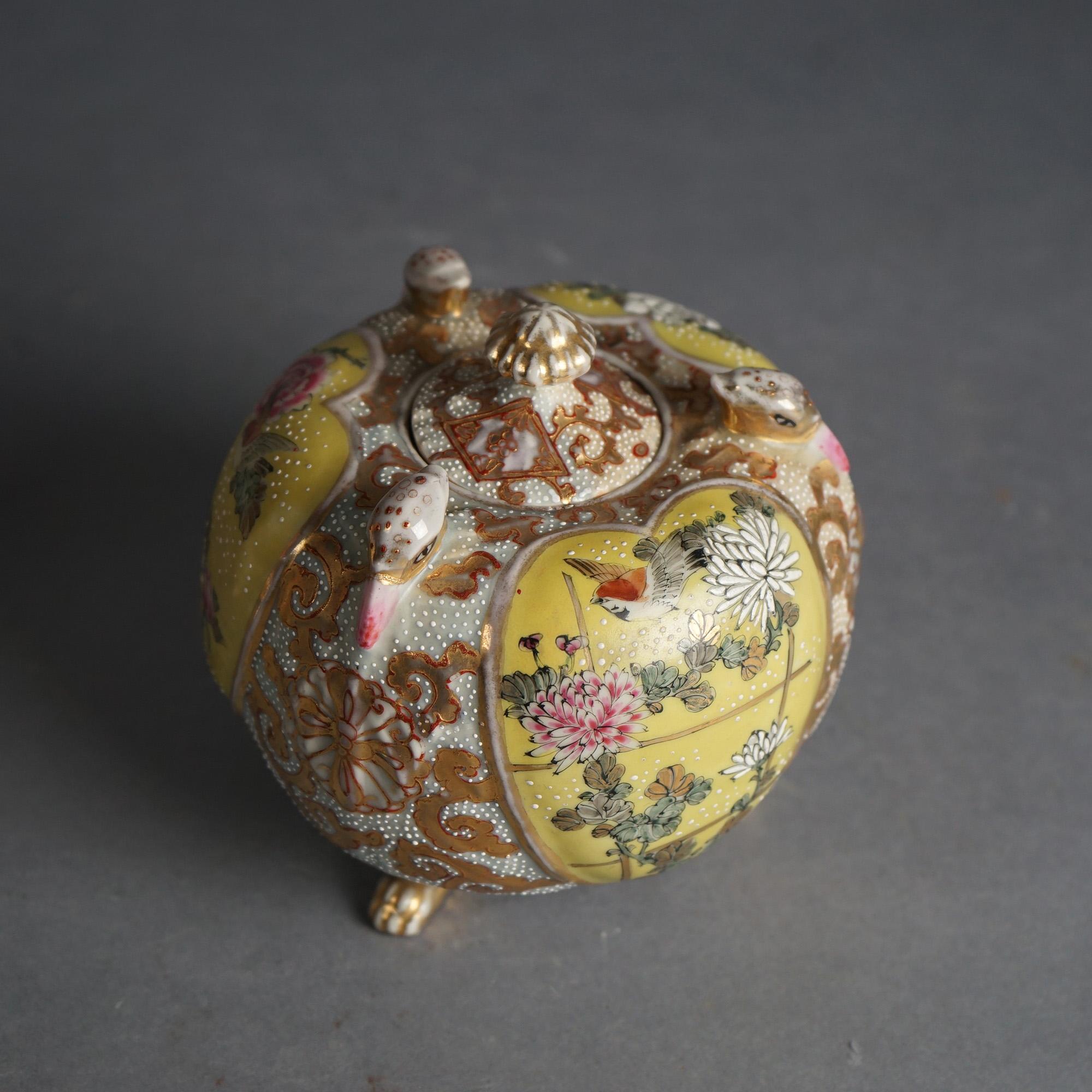 Asiatique Deux vases anciens en poterie de Satsuma, un vase et une urne à couvercle, vers 1920 en vente