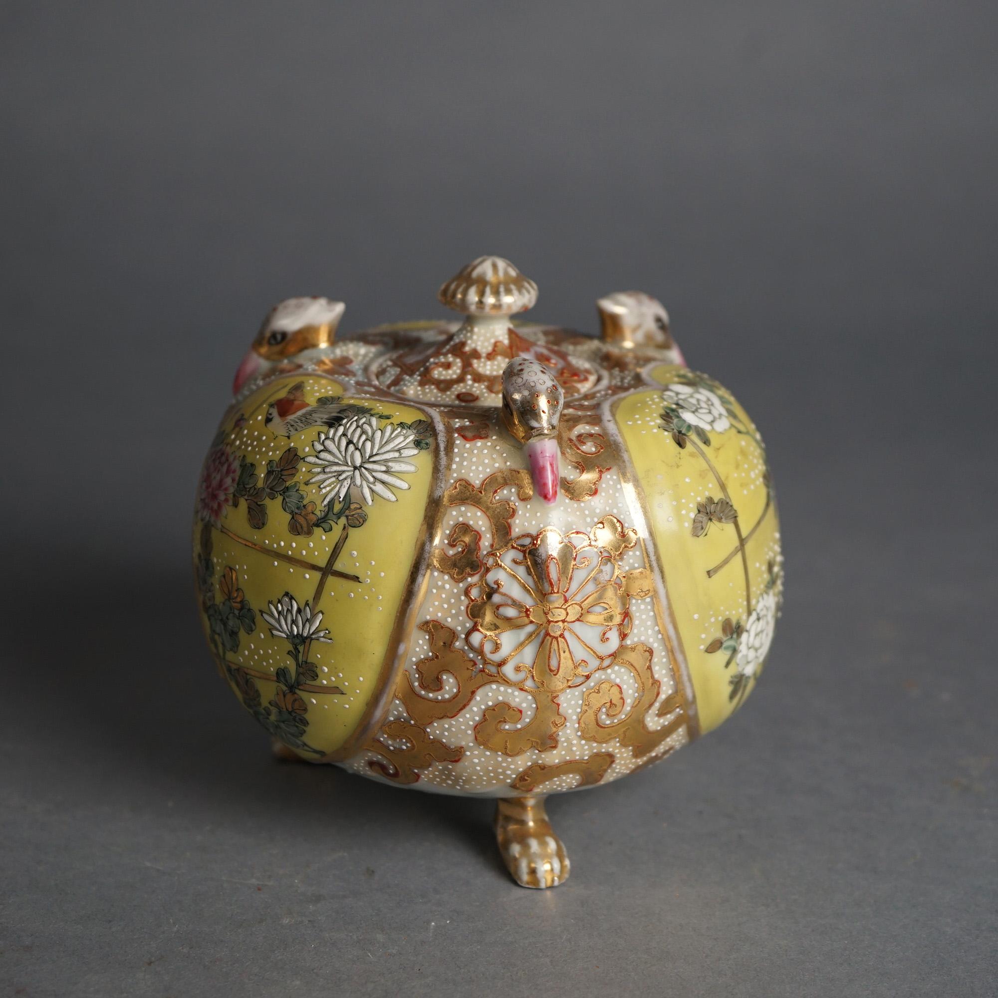 Deux vases anciens en poterie de Satsuma, un vase et une urne à couvercle, vers 1920 Bon état - En vente à Big Flats, NY