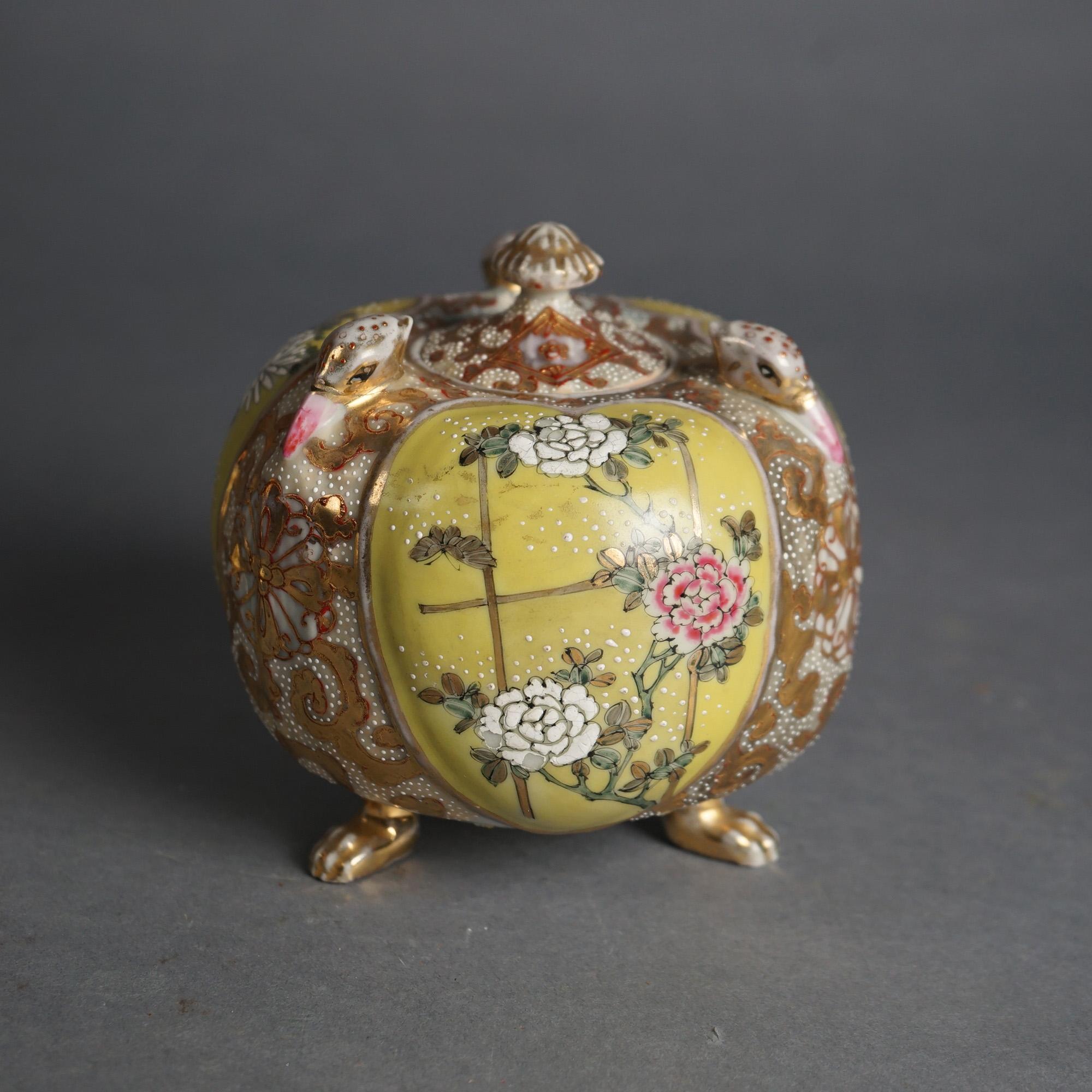 20ième siècle Deux vases anciens en poterie de Satsuma, un vase et une urne à couvercle, vers 1920 en vente