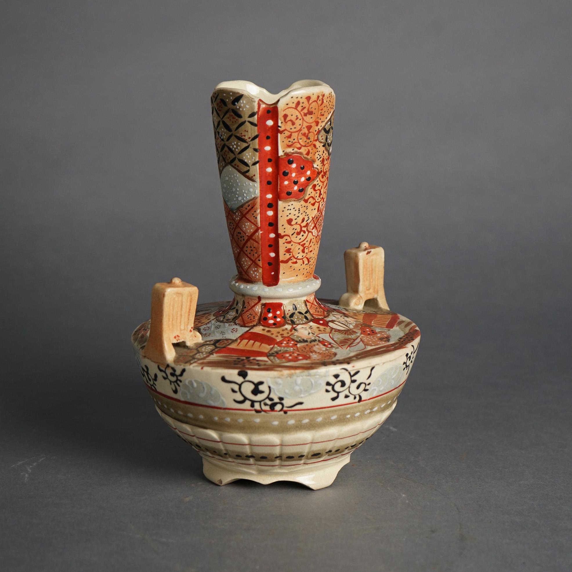Deux vases anciens en poterie de Satsuma, un vase et une urne à couvercle, vers 1920 en vente 1