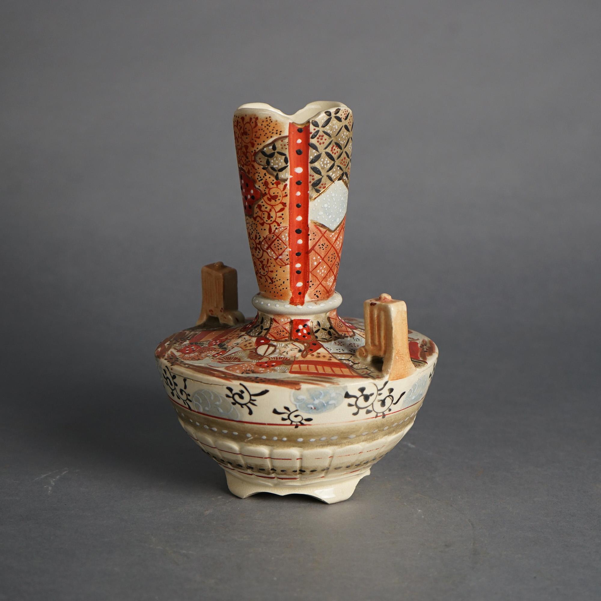 Deux vases anciens en poterie de Satsuma, un vase et une urne à couvercle, vers 1920 en vente 2
