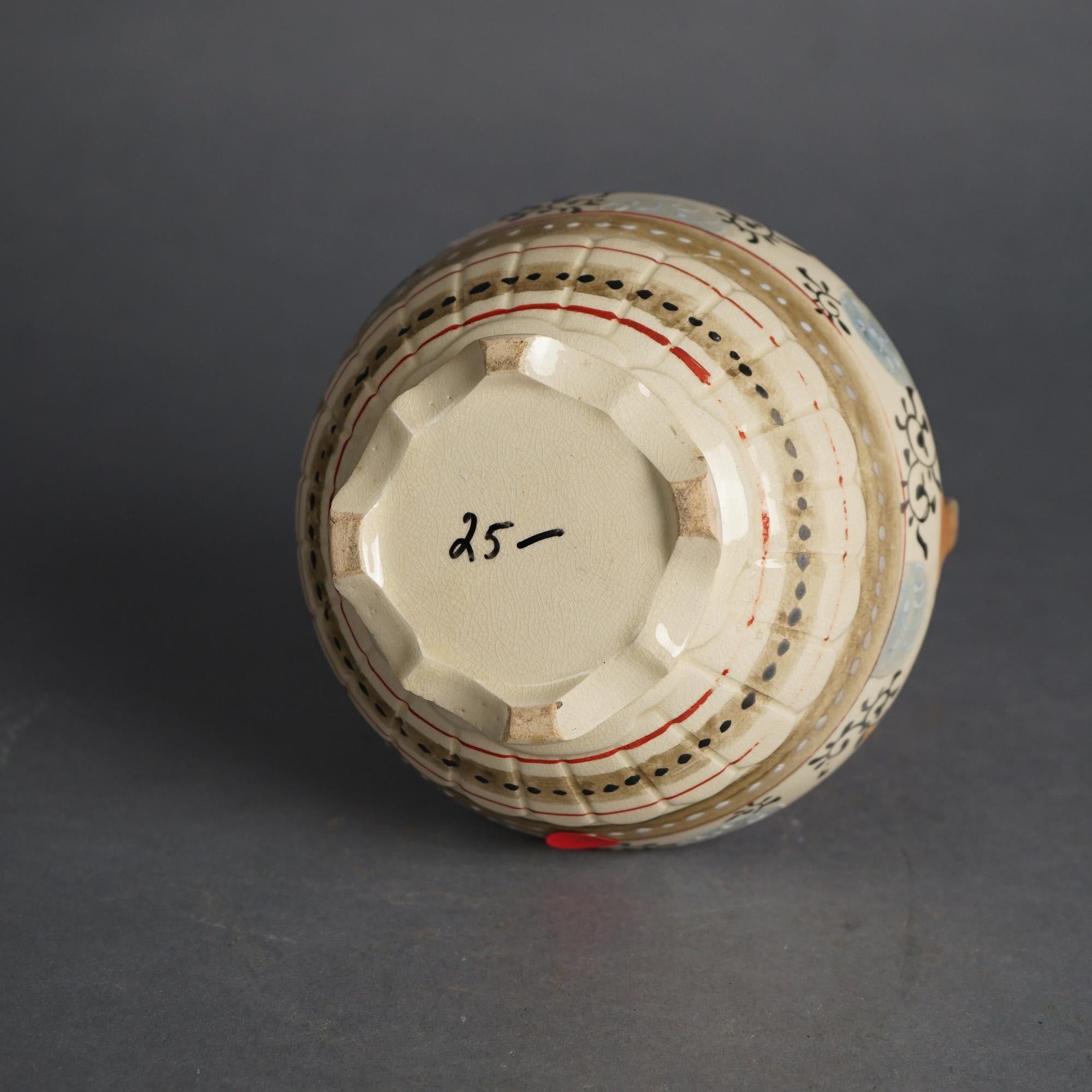 Deux vases anciens en poterie de Satsuma, un vase et une urne à couvercle, vers 1920 en vente 3