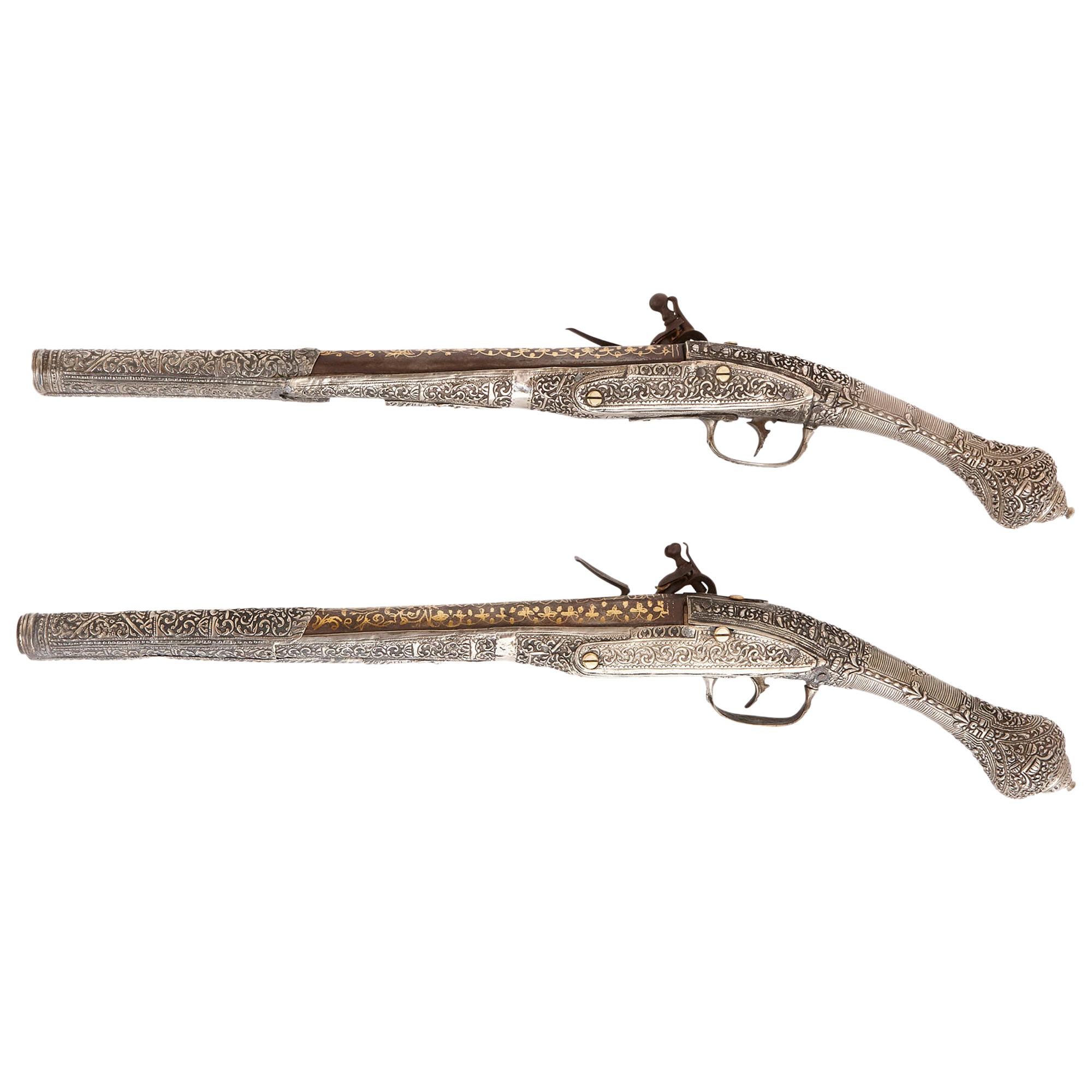 Due pistole da fondina antiche in argento e oro dorato