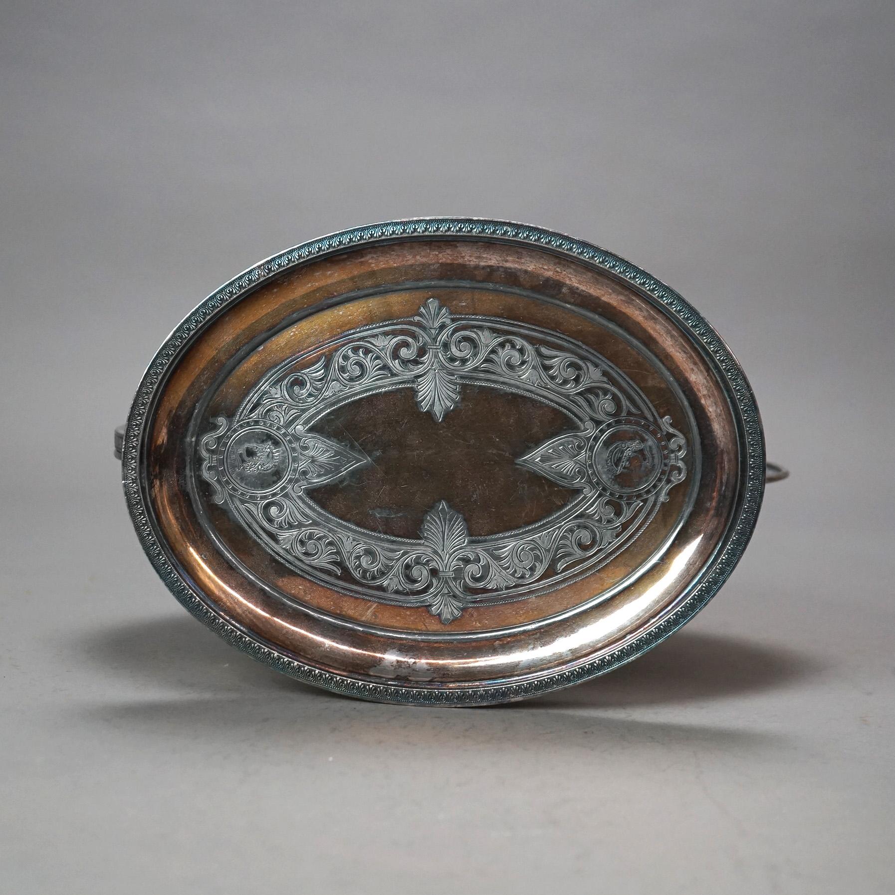 Deux pièces de service anciennes en métal argenté, un panier et un plat, datant de 1890. Bon état - En vente à Big Flats, NY