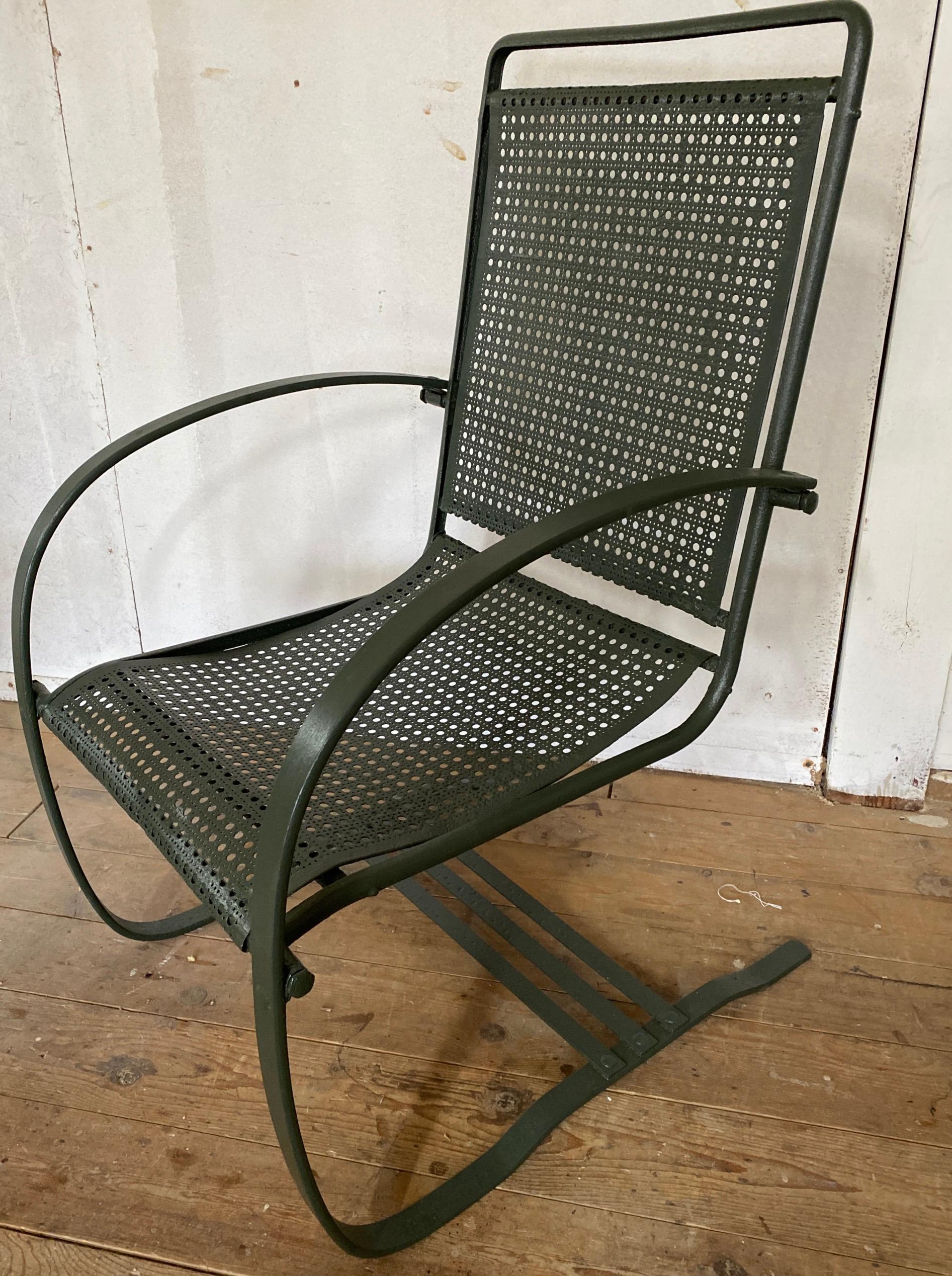Als bequeme Sitzgelegenheiten für den Garten können diese beiden ähnlichen, komplementären Federstühle mit Sitz und Rückenlehne aus Stahlgeflecht sowohl im Innen- als auch im Außenbereich, auf der Veranda oder auf der Terrasse verwendet werden. Neu
