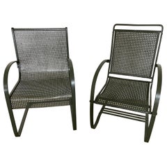 Deux fauteuils de jardin anciens en acier à ressort