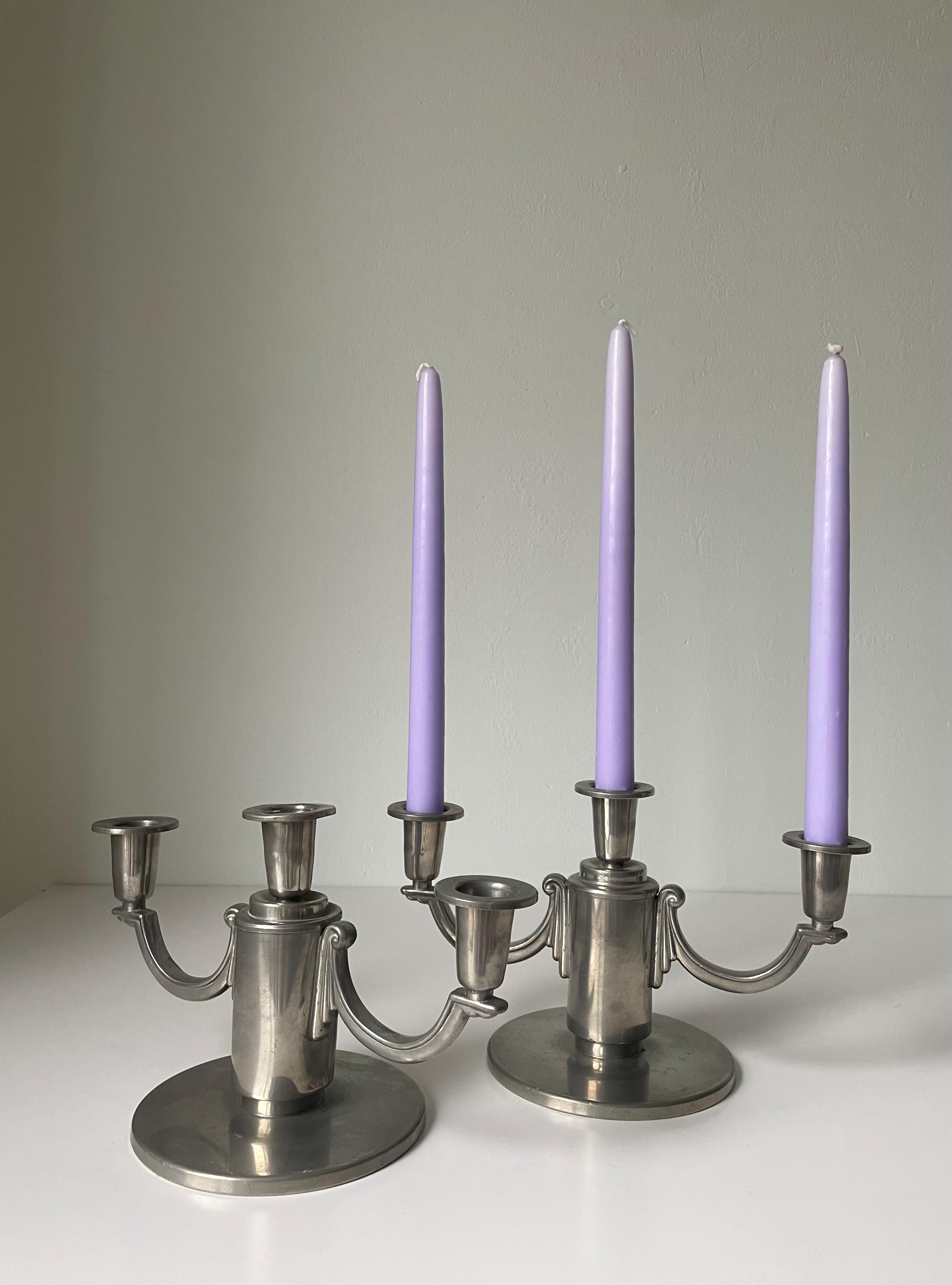Art nouveau Paire de candélabres Svenskt Tenn en étain des années 1930, Suède en vente