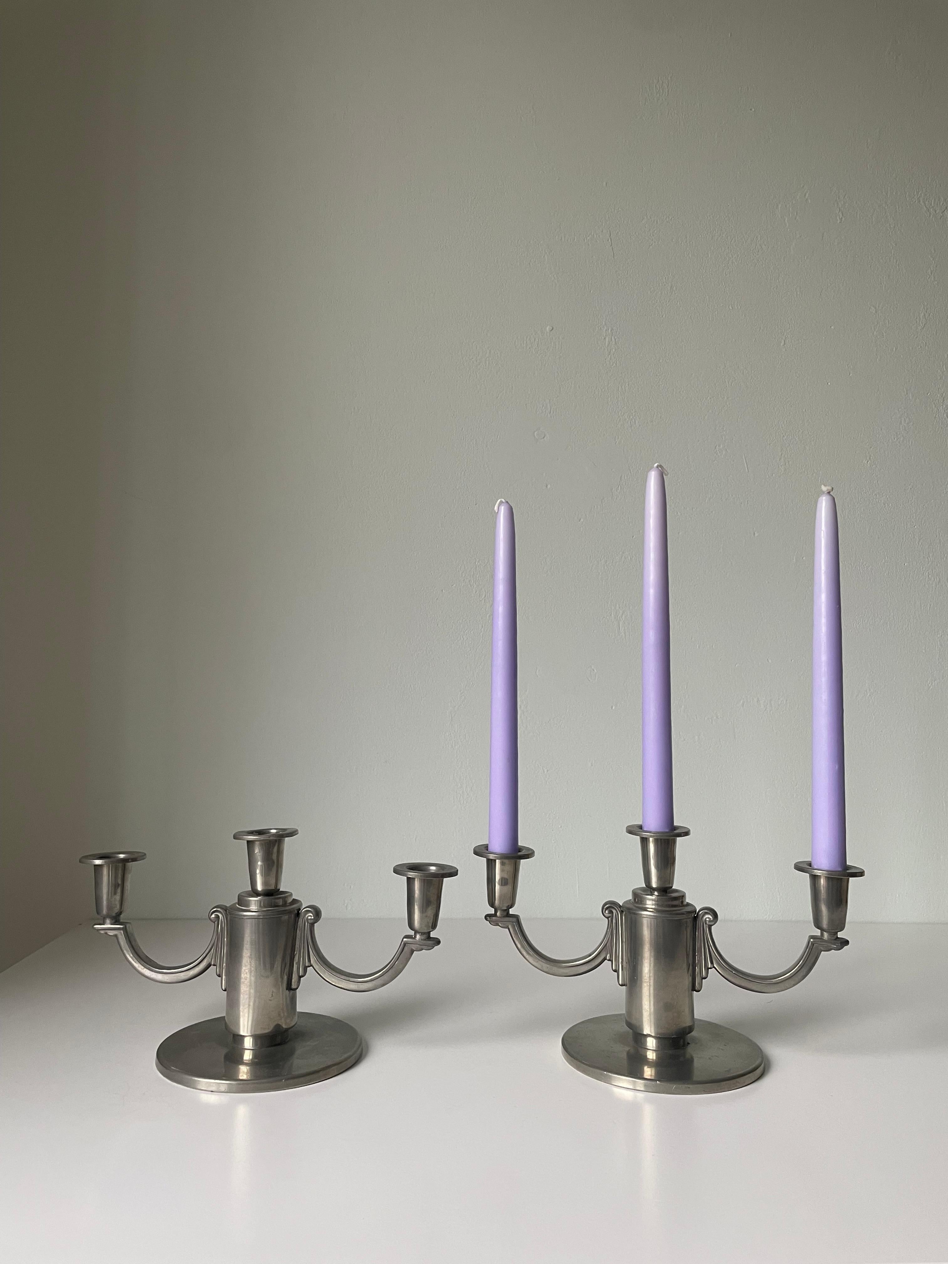 Suédois Paire de candélabres Svenskt Tenn en étain des années 1930, Suède en vente