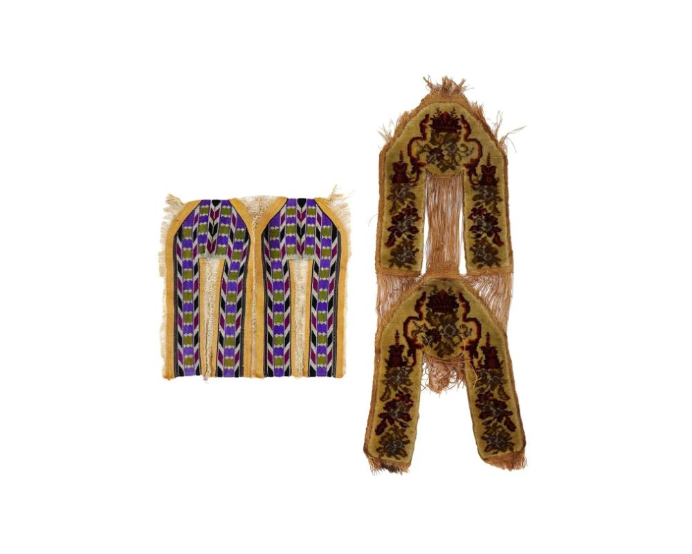 Lot de deux dormeuses anciennes en laine brodée, tissées à la main par les Ottomans, présentant des motifs floraux et géométriques et décorées de franges. Circa 19ème siècle. Textiles et tapisseries orientaux anciens pour
