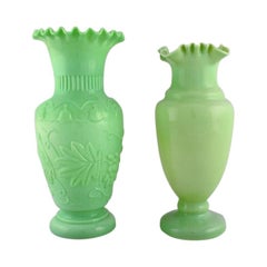 Deux vases anciens en verre opale soufflé à la bouche vert pastel:: environ 1900