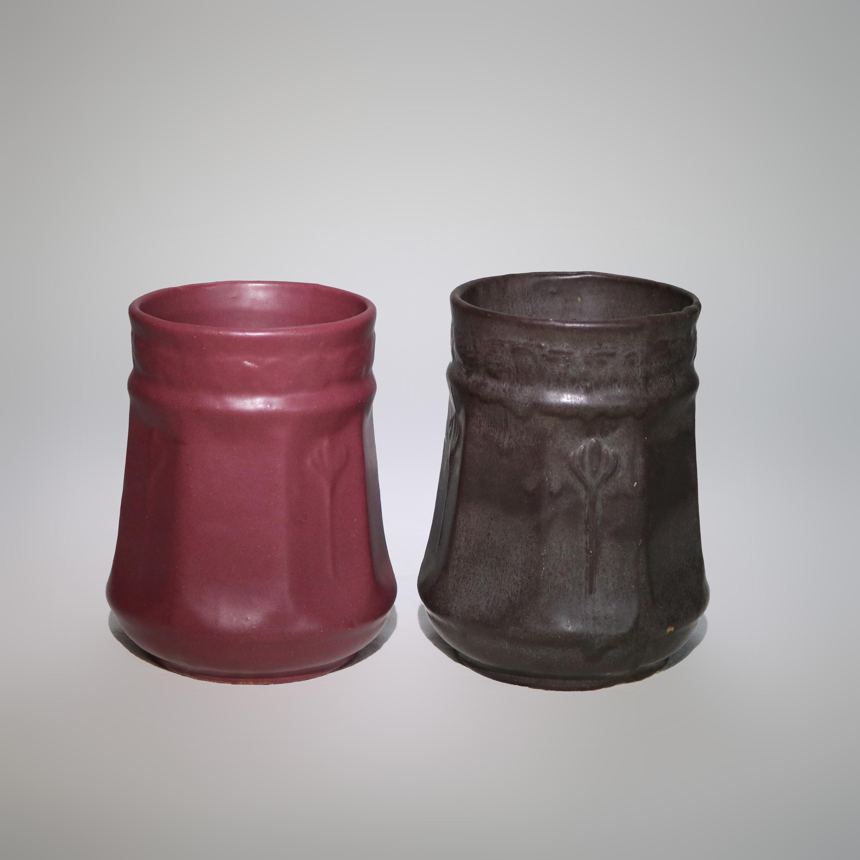 Antike Zanesville Steingut Co. Matt glasiert #11 Keramik Vasen mit floralen Muster unsigned C1930.   
7 1/4