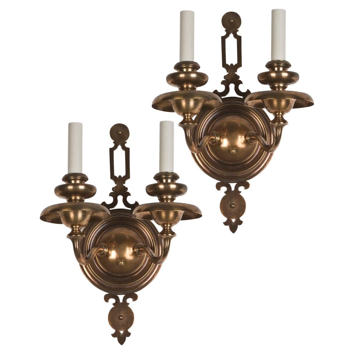Lámparas de bronce envejecido de dos brazos con remates perforados de Bradley & Hubbard c. 1920