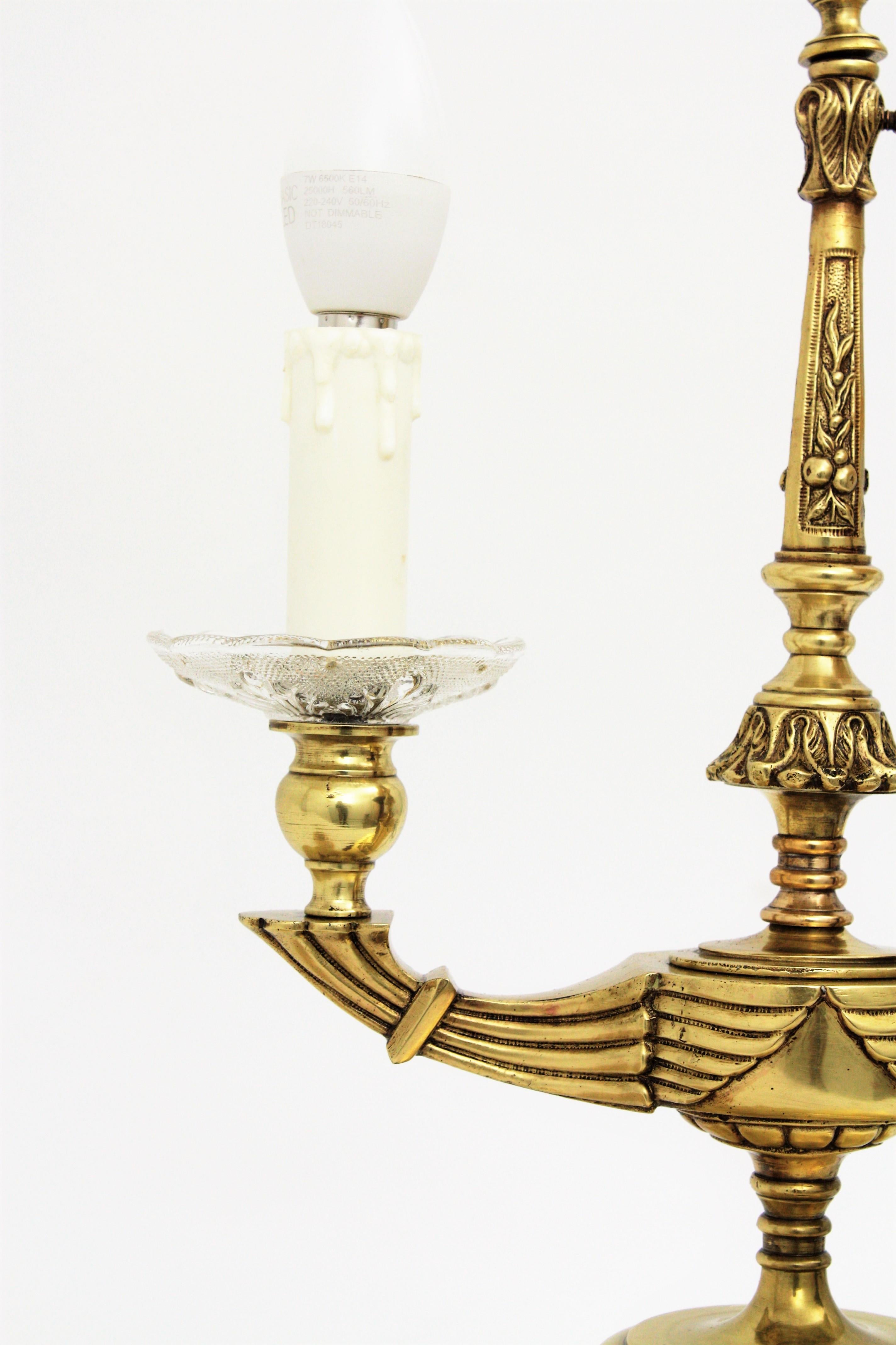 Lámpara de mesa francesa de dos luces en latón y madera con pantallas de encaje en venta 6