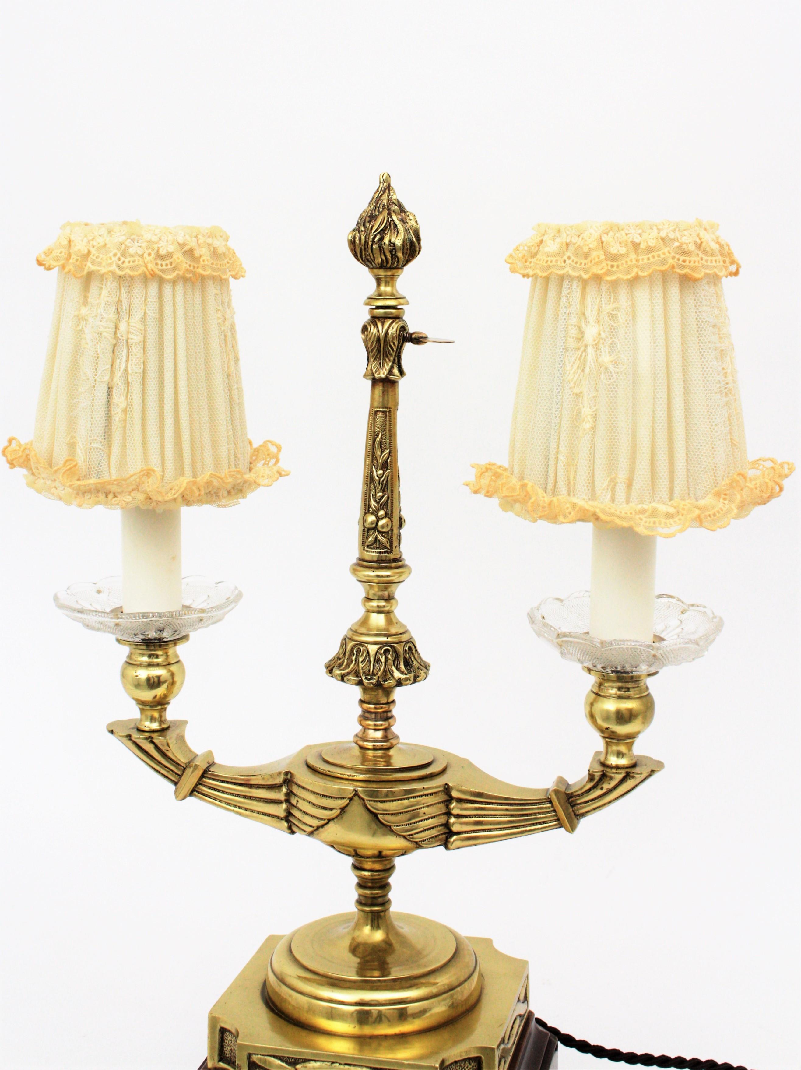 French Brass Table Lamp with Lace Lampshades In Good Condition For Sale In Barcelona, ES