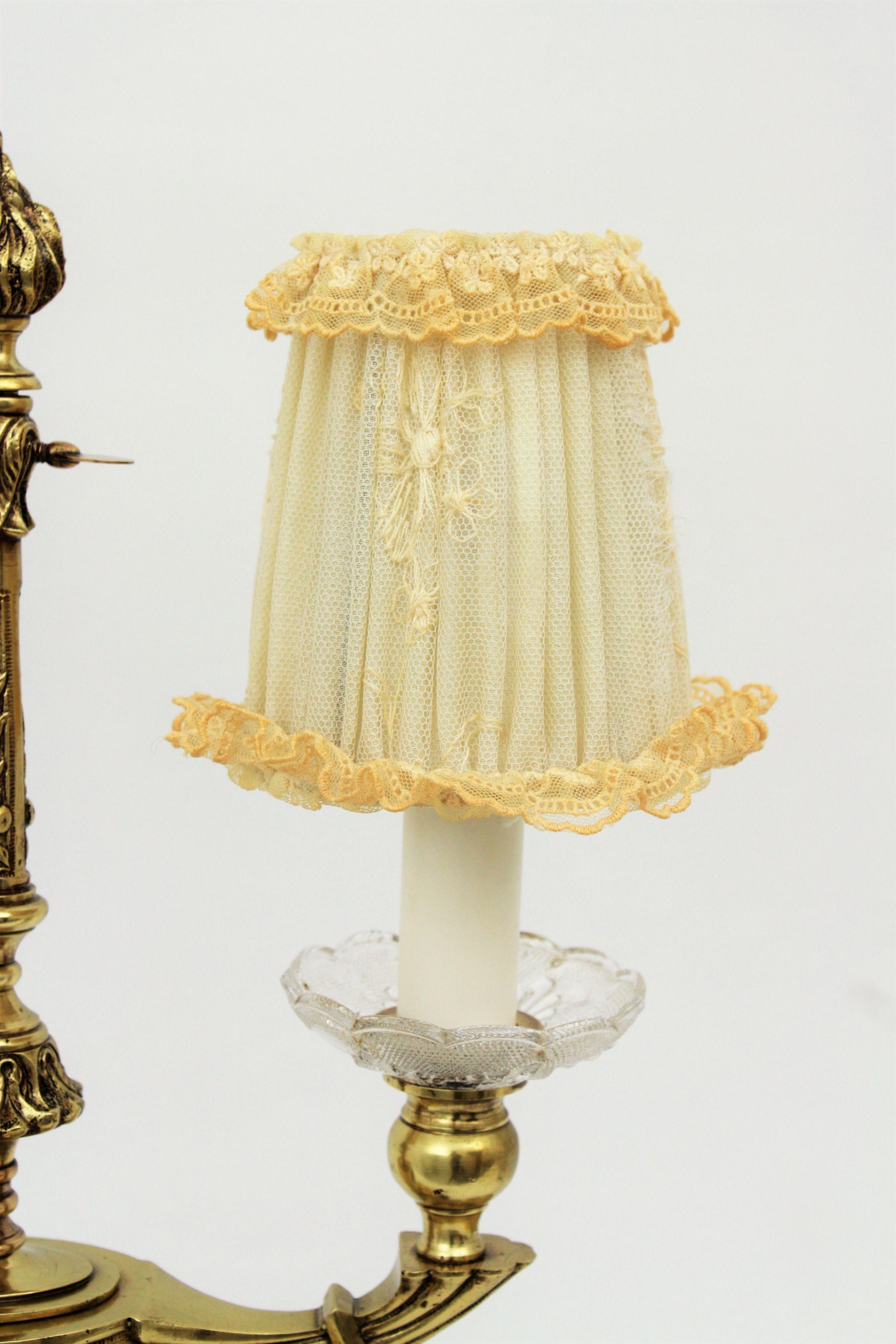 Lámpara de mesa francesa de dos luces en latón y madera con pantallas de encaje Latón en venta