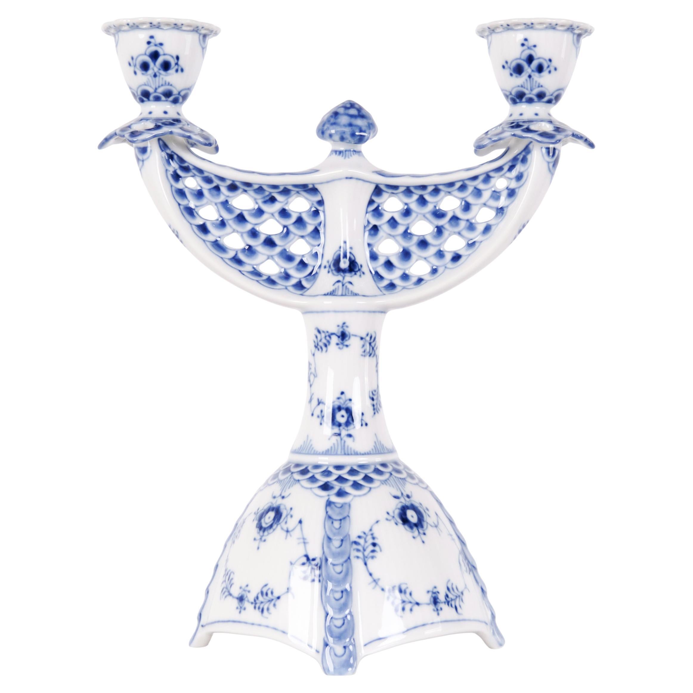 Candelero de dos brazos, encaje completo acanalado azul, Model 1169 de Royal Copenhagen en venta