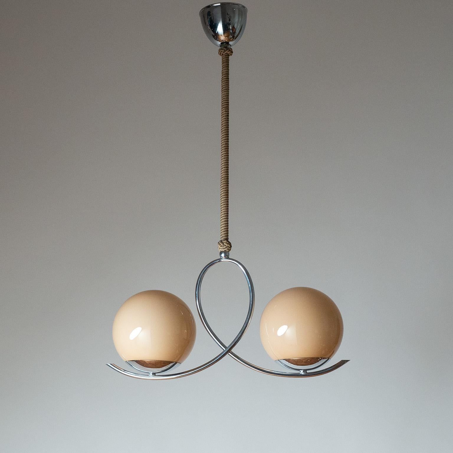 Ciondolo a due bracci in stile Art Deco tedesco modernista degli anni '30. Ferramenta in ottone cromato con stelo rivestito in tessuto e diffusori in vetro soffiato color sabbia scuro. Condizioni originali molto belle con una leggera patina. Due