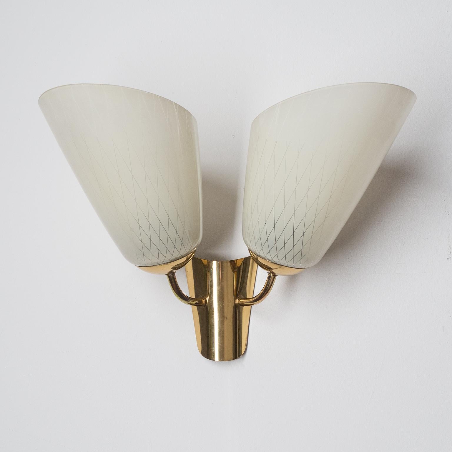 Two-arm wall light from the 1940s. Brass hardware with two blown glass diffusers which are ivory-color enameled on the inside with a diamond pinstripe decor. Two original brass E27 sockets.