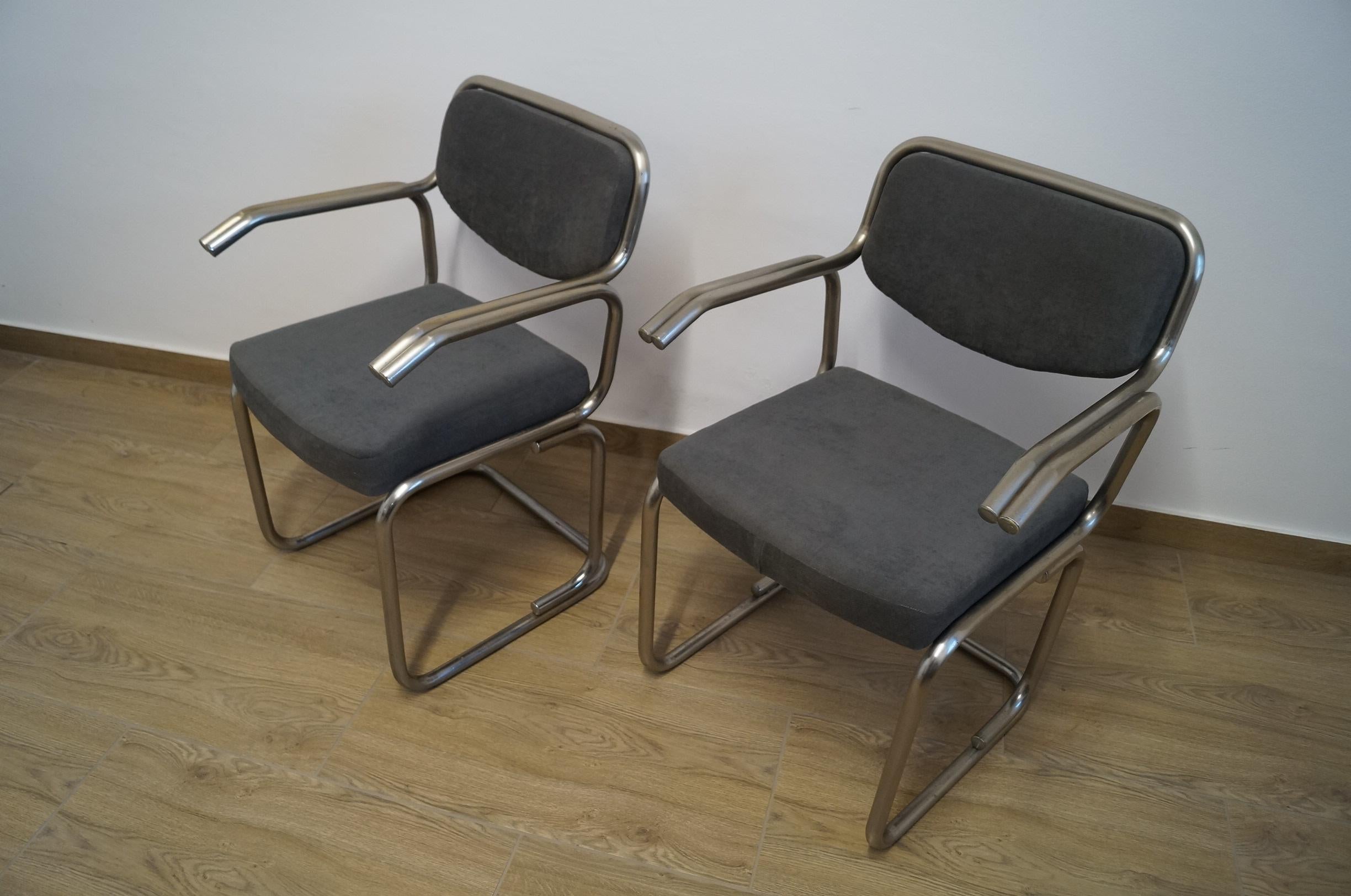 Deux fauteuils de 1960 en vente 4