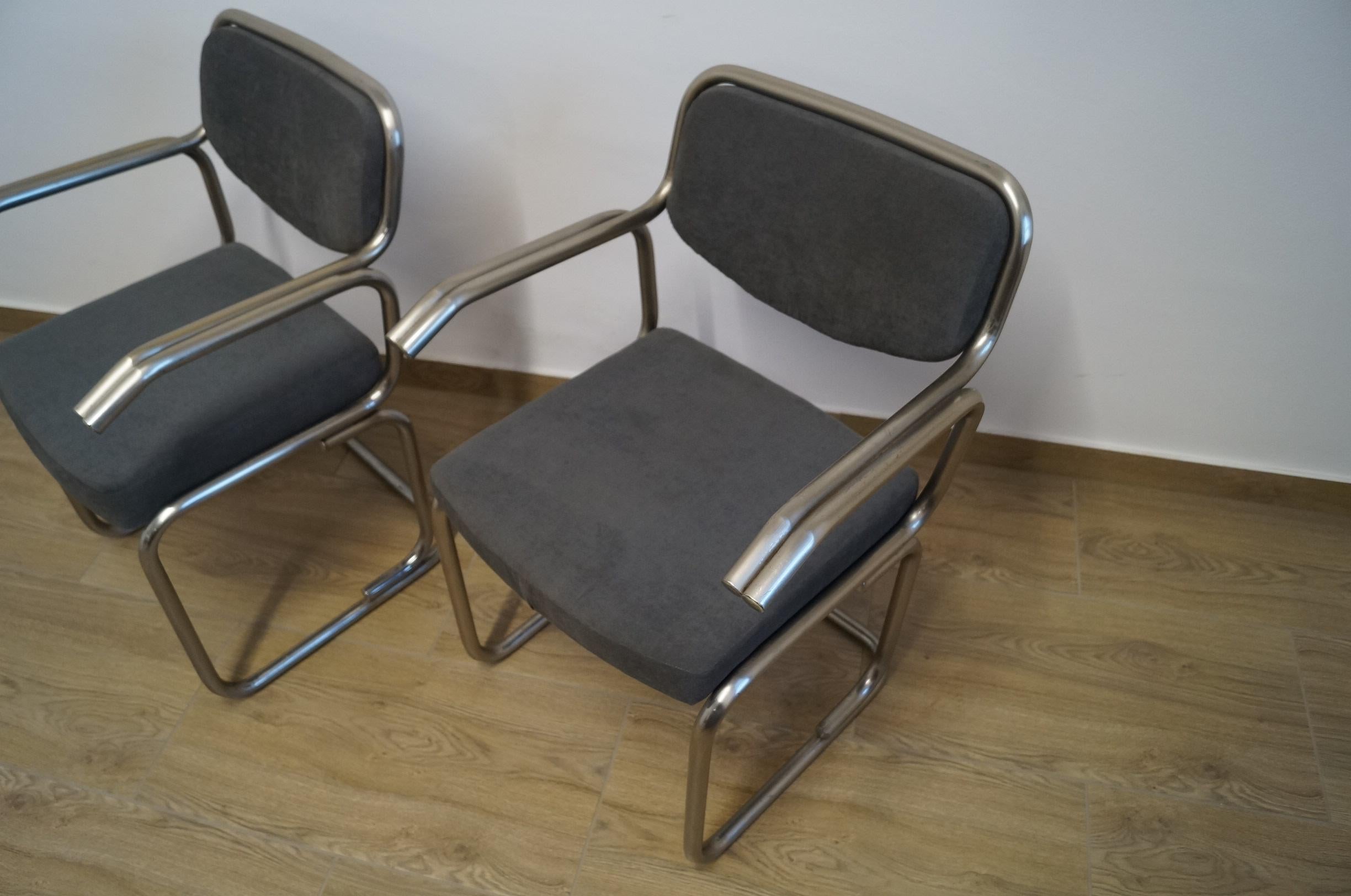 Milieu du XXe siècle Deux fauteuils de 1960 en vente