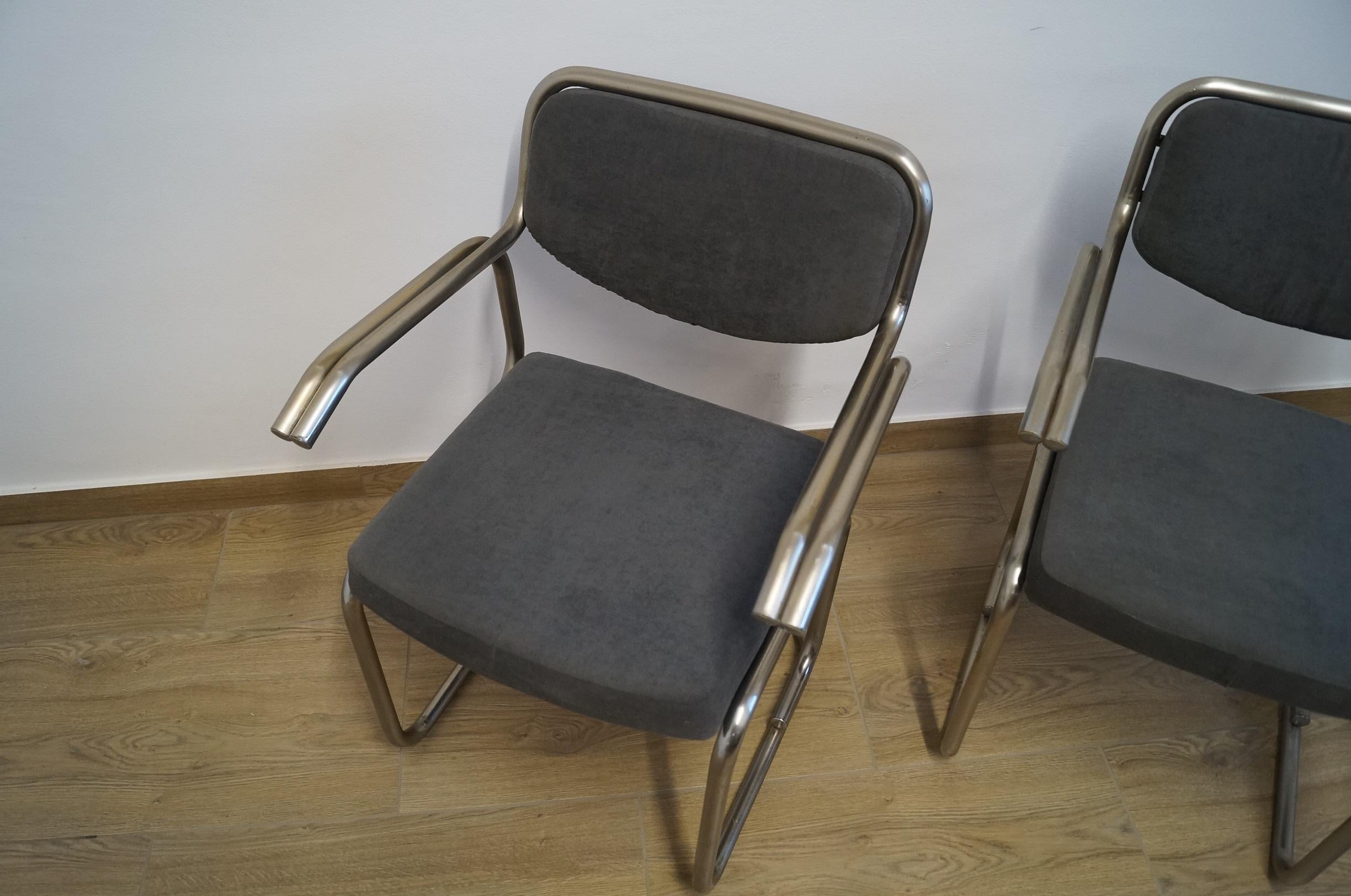 Noyer Deux fauteuils de 1960 en vente