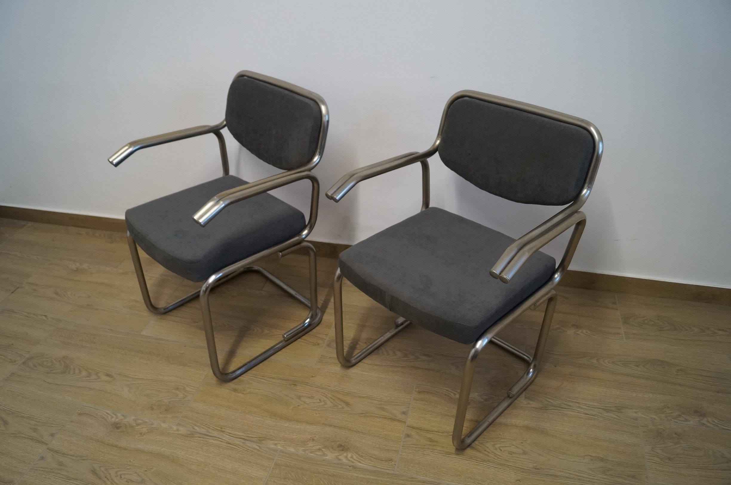 Deux fauteuils de 1960 en vente 1