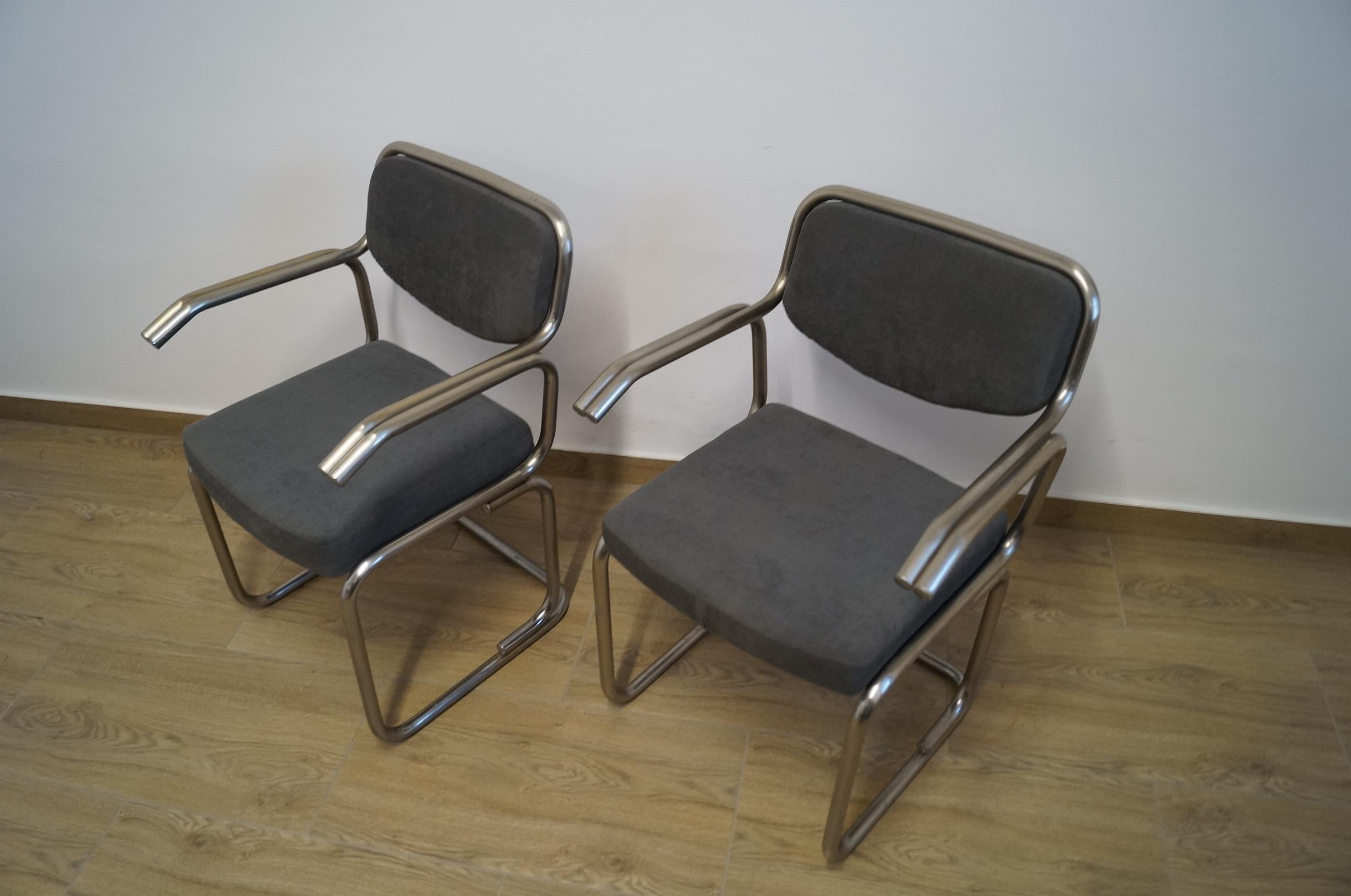 Deux fauteuils de 1960 en vente 2