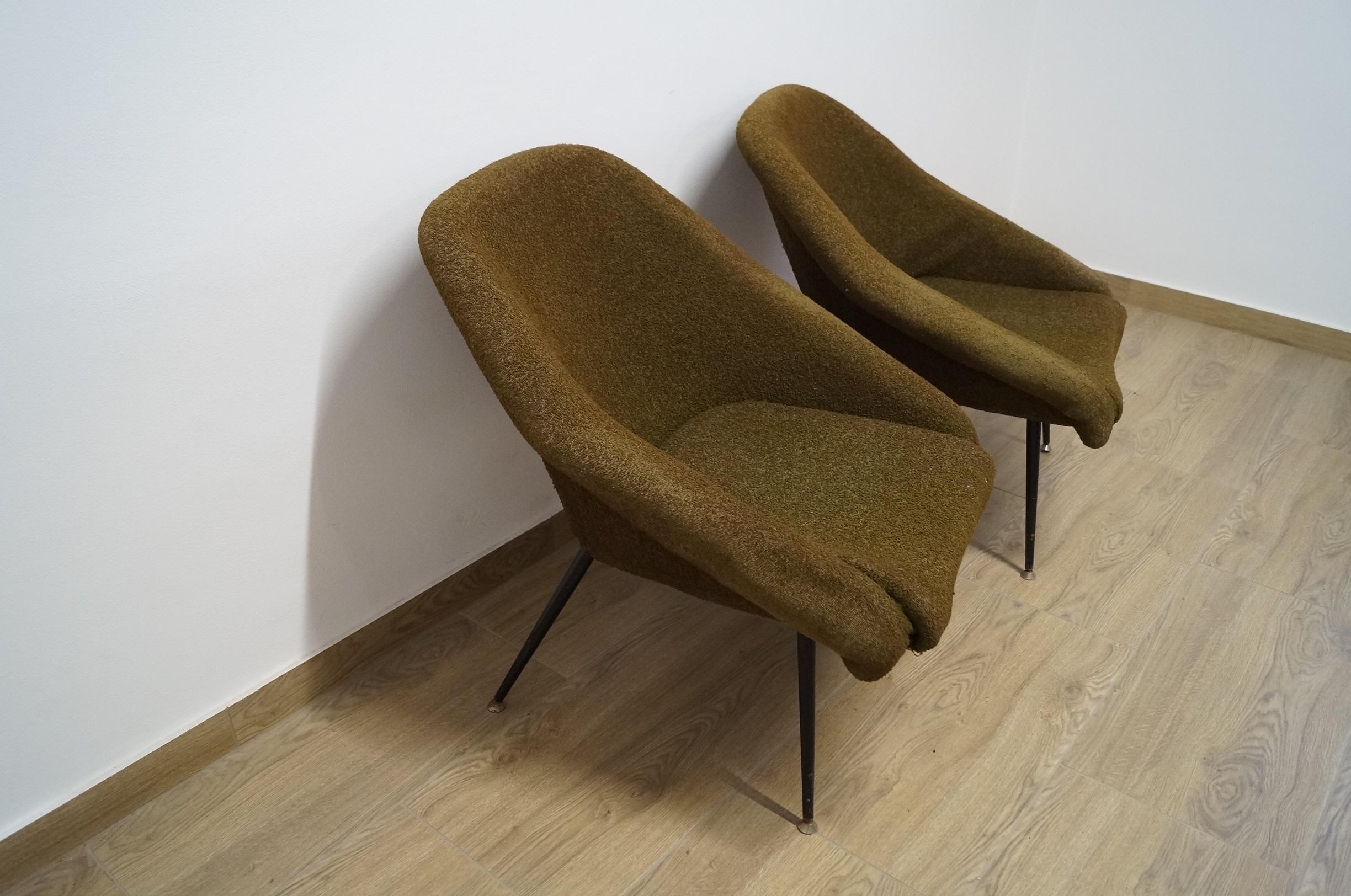 Milieu du XXe siècle Deux fauteuils de 1960 en vente