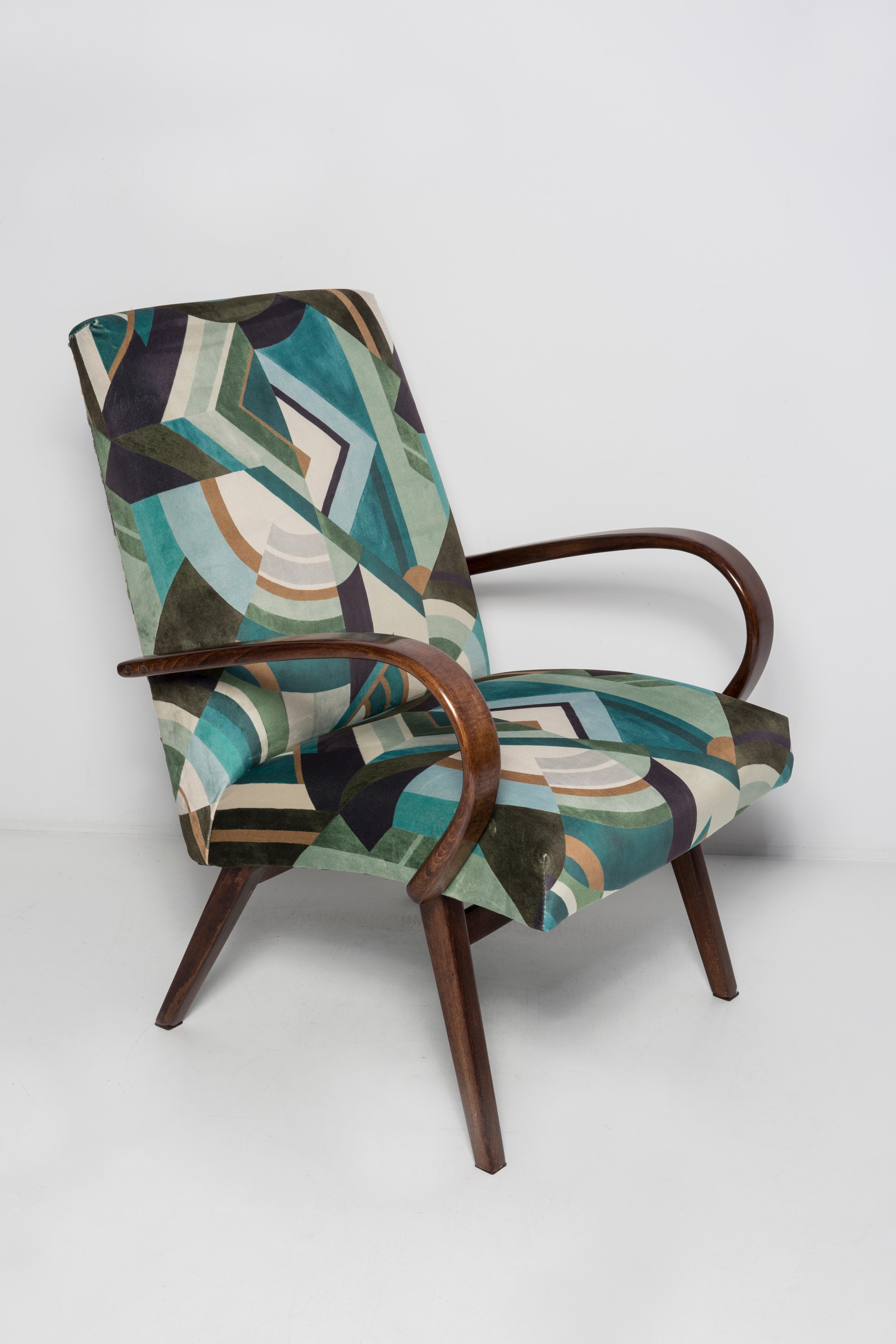 Paire de fauteuils conçus par Jaroslav Šmídek, modèle 53, produits par TON en Tchécoslovaquie dans les années 1960. Ces exemples frappants du design tchèque du milieu du siècle présentent des accoudoirs sculpturaux en bois courbé et un rembourrage