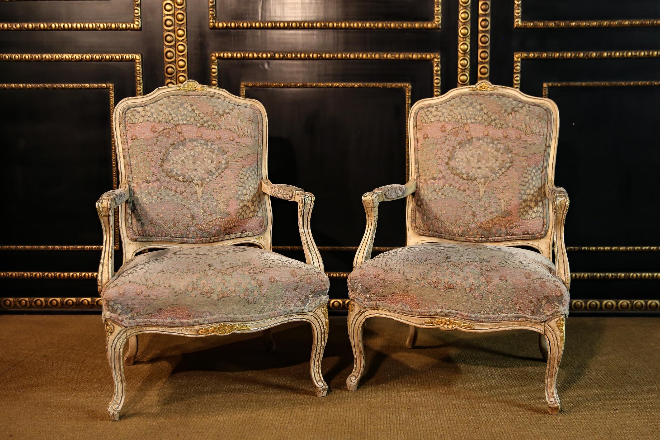 Two armchairs in Baroque style.

2 beautiful armchairs in Baroque style,
Antique white.