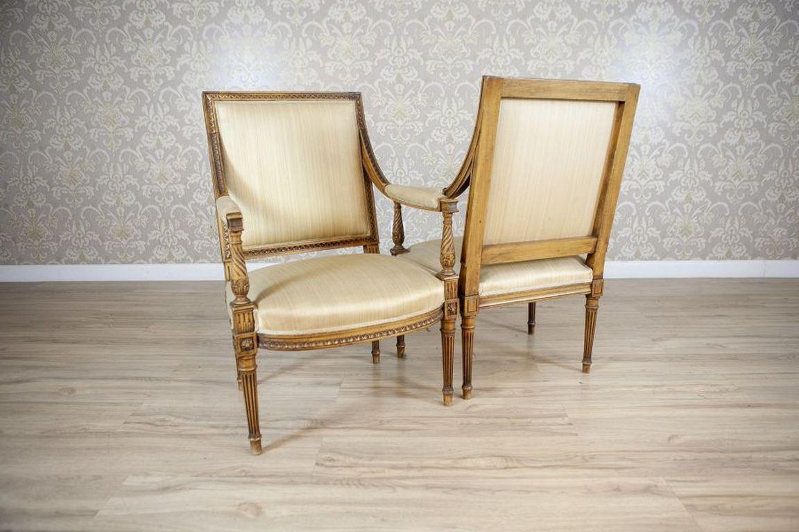 Louis XVI Zwei klassizistische Salonsessel CIRCA 1930 (Louis XVI.) im Angebot