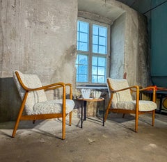 Dos sillones, diseño escandinavo —Al estilo de Finn Juhl— —Con piel de oveja—