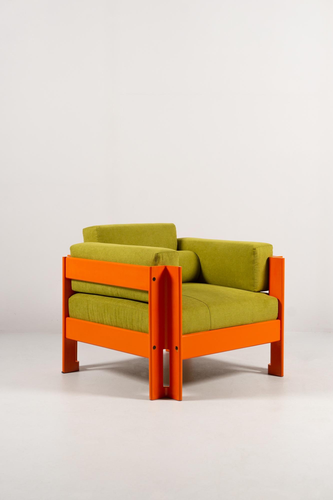 The two armchairs, known as the 'Zelda' model, impress with their very elegant shape and square seat.
Designed in 1962 by the Italian architect and designer Sergio Asti for Poltronova.
The armchairs have been repainted and reupholstered, the cover