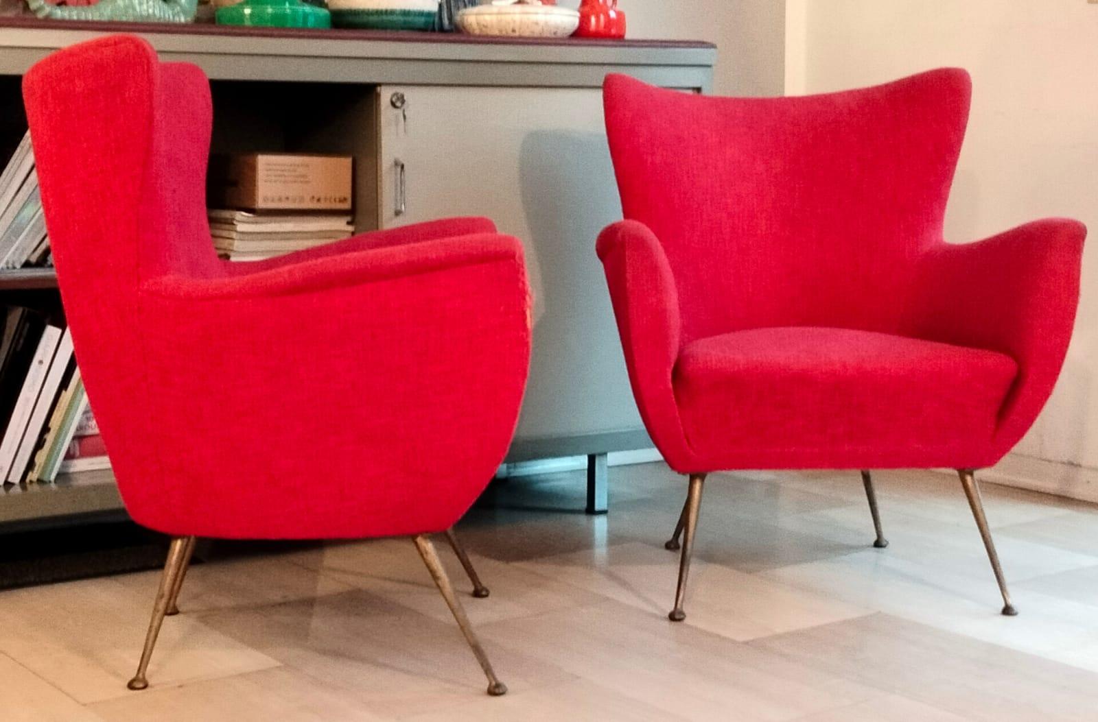 Deux fauteuils par ISA Bergamo, velours rouge original et pieds en laiton.Mid-Century Modern Italy 1960s .
 
