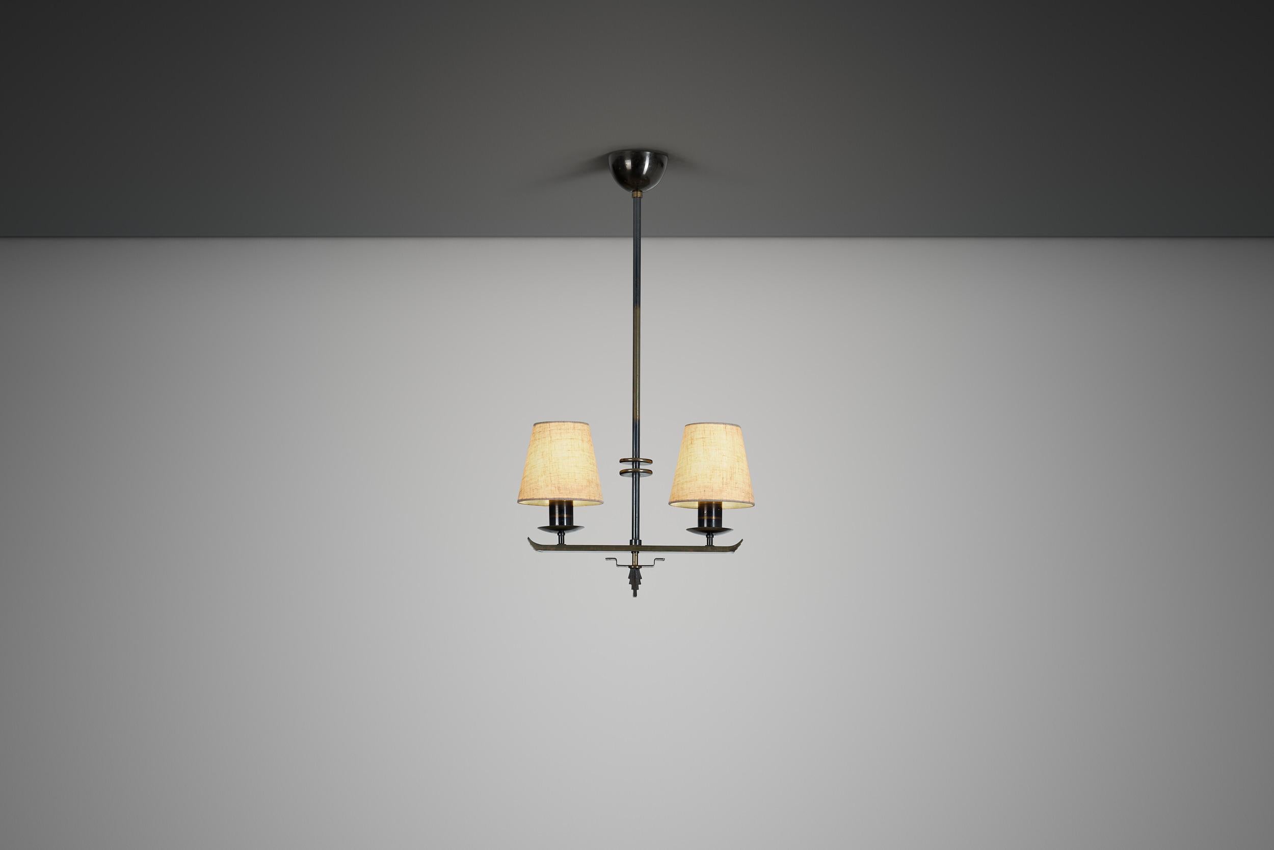 L'Art Decor, nata dall'Esposizione di Parigi del 1925, celebrava l'artigianato, i materiali moderni e le forme stilizzate, bilanciando l'estro decorativo con la chiarezza funzionale. ASEA, uno dei principali produttori di illuminazione svedesi, si