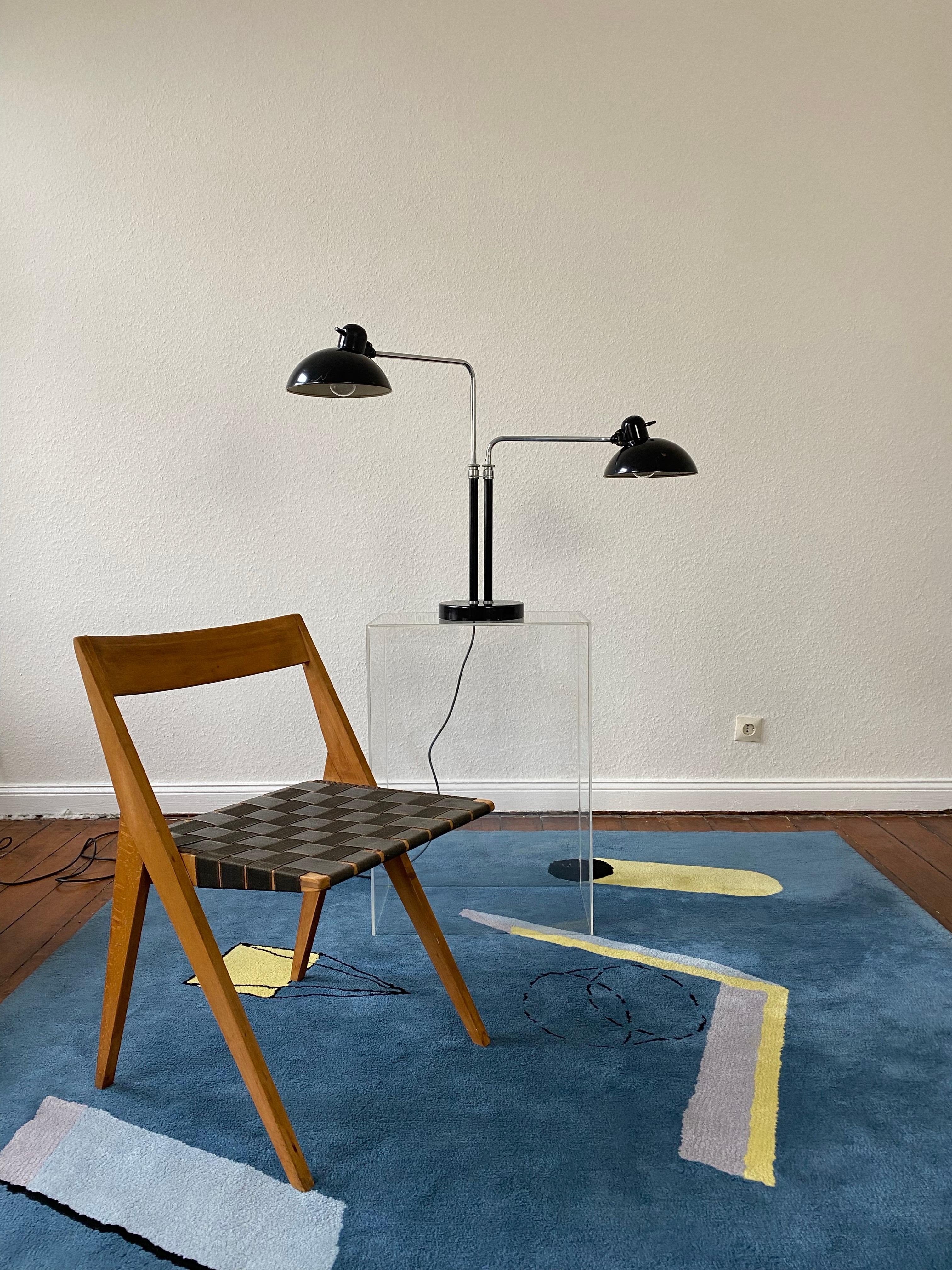 Esta rarísima y muy buscada Lámpara de Mesa Bauhaus de Dos Brazos modelo: 6660 Super, del diseñador de la Bauhaus Christian Dell para el fabricante alemán Kaiser, se fabricó en la década de 1930 .
Debido a la importante relevancia histórica