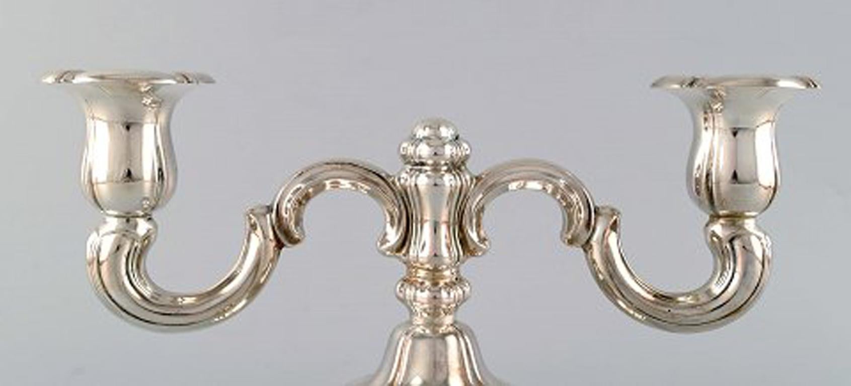 Two-armed neo Rococo candlestick with curved arms in silver, 1930s-1940s.
In very good condition.
Stamped.
Measures: 29 x 15 cm.