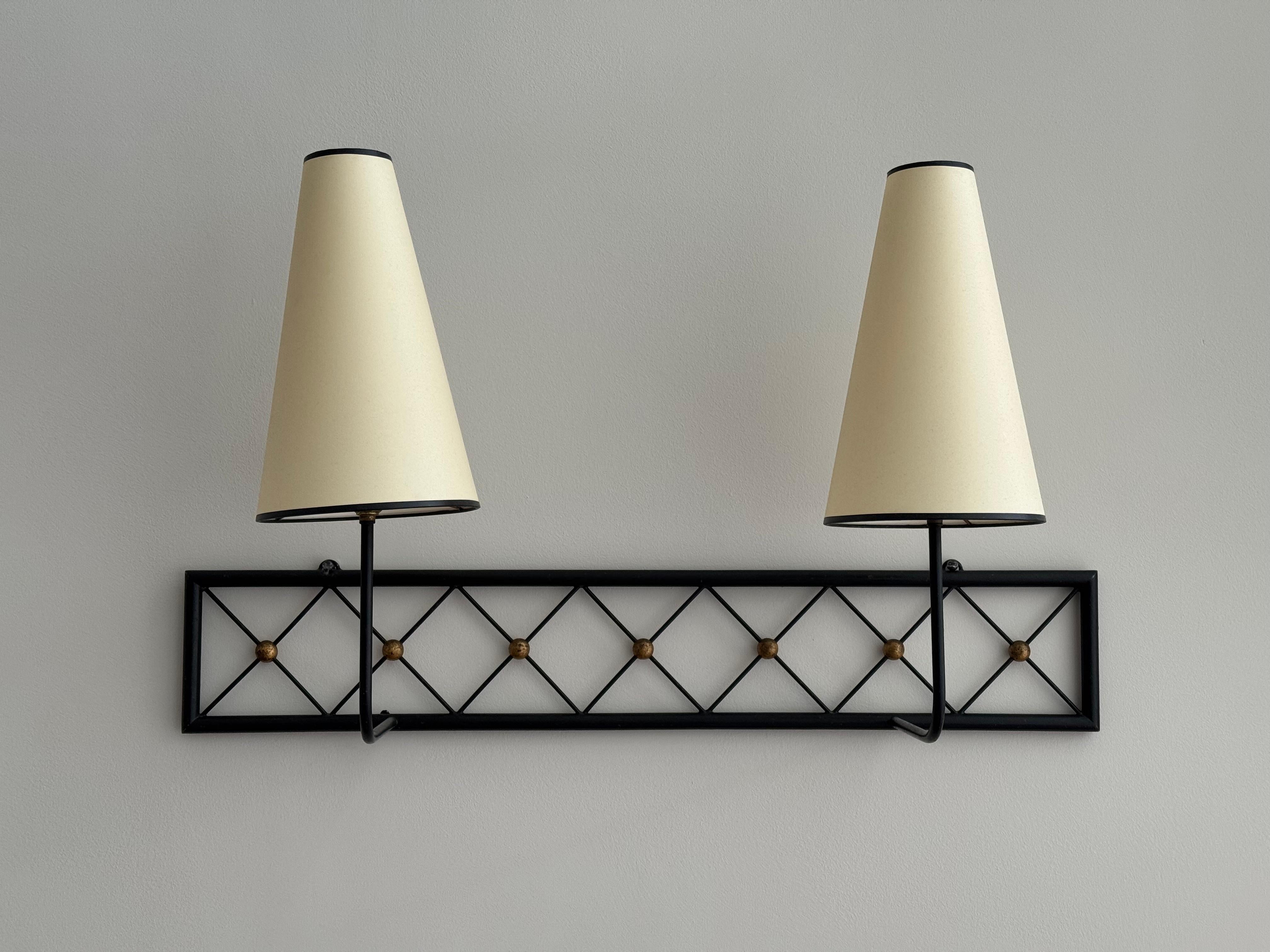 Jean ROYERE (1902-1981)

Two-arm Tour Eiffel wall light in black painted and gilt metal. Circa 1950.

Dimensions with lampshades: H 48 x W 85 x D 31 cm
Dimensions without lampshades: H 20 x W 85 x D 22 cm

Bibliography :
Jean Royère, Galerie Jacques