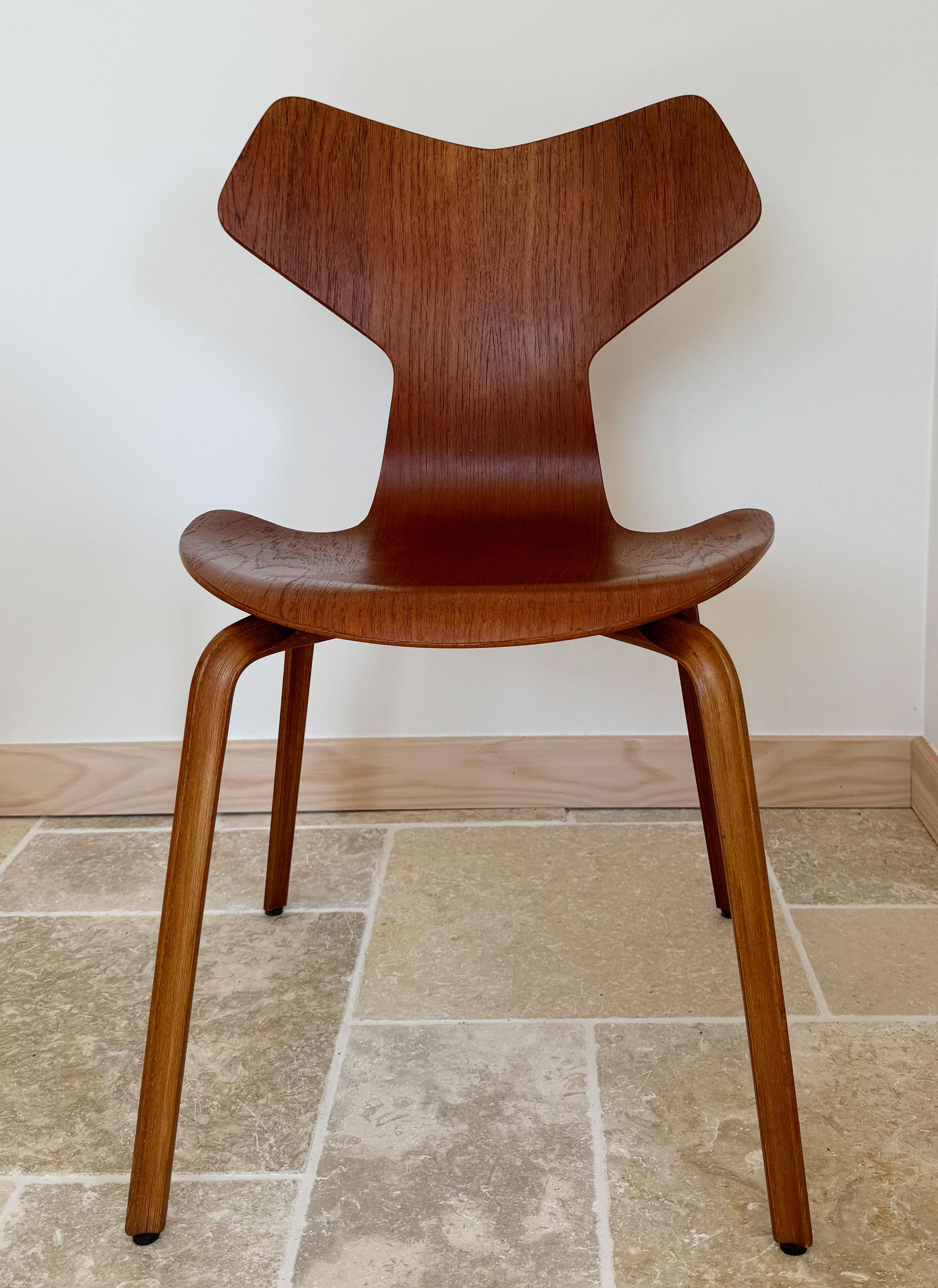 Due sedie Grand Prix no. 4130 in teak, di rara provenienza. 

La sedia, originariamente conosciuta come Model 3130, fu presentata per la prima volta nel 1957 alla Triennale di Milano. Presenta un design elegante e snello, caratterizzato dallo