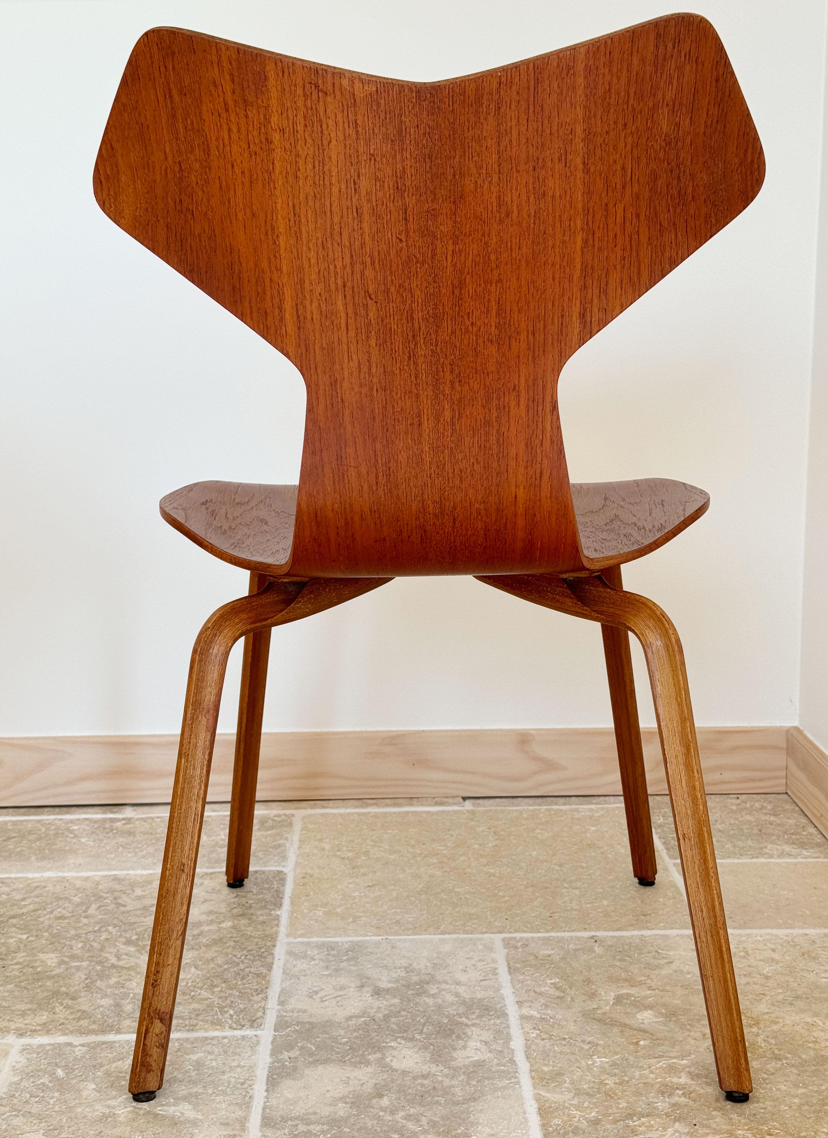 Danese Due sedie Arne Jacobsen Grand Prix, n. 4130, in teak, con una rara provenienza. in vendita