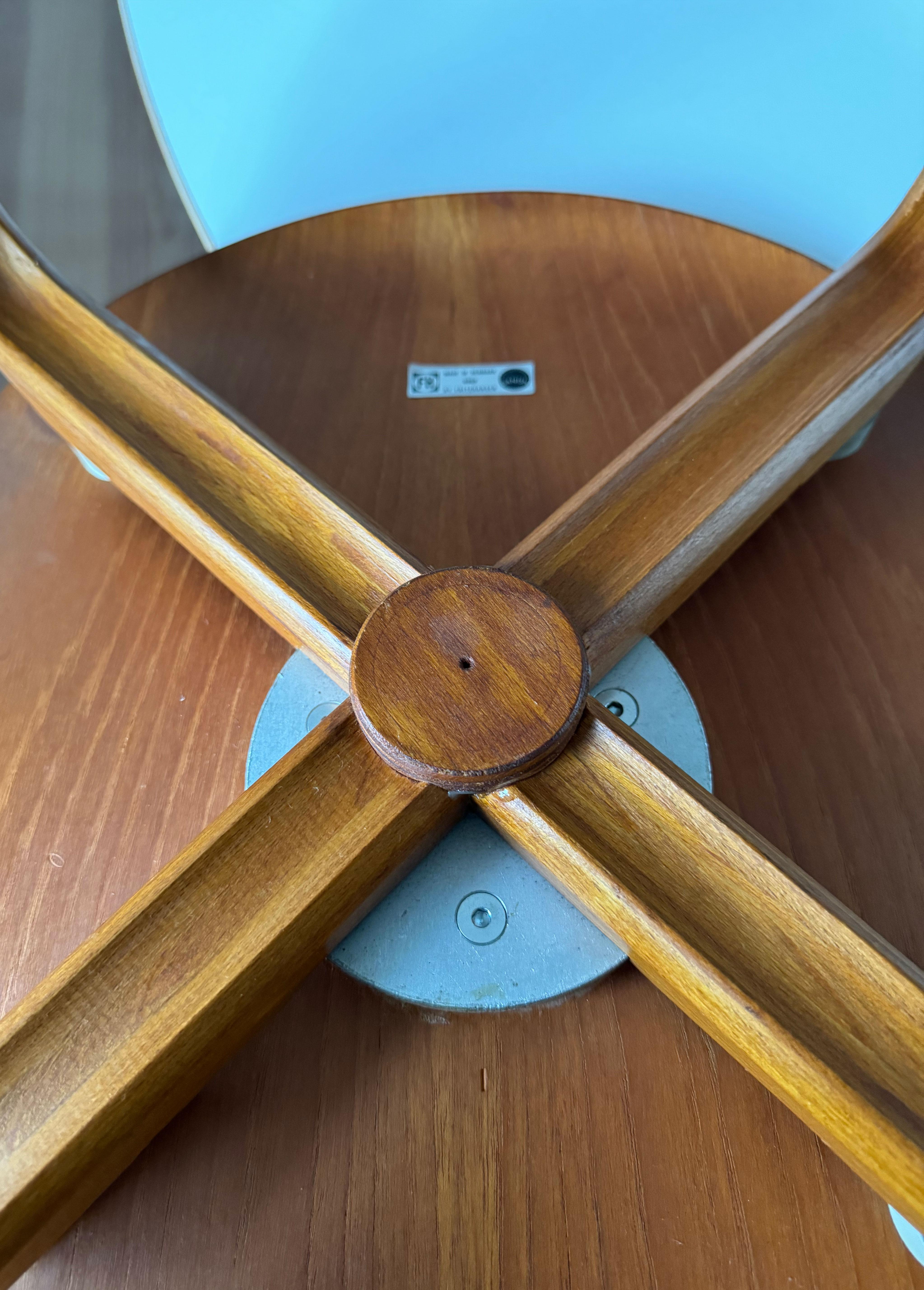 Due sedie Arne Jacobsen Grand Prix, n. 4130, in teak, con una rara provenienza. In condizioni buone in vendita a Stockholm, SE