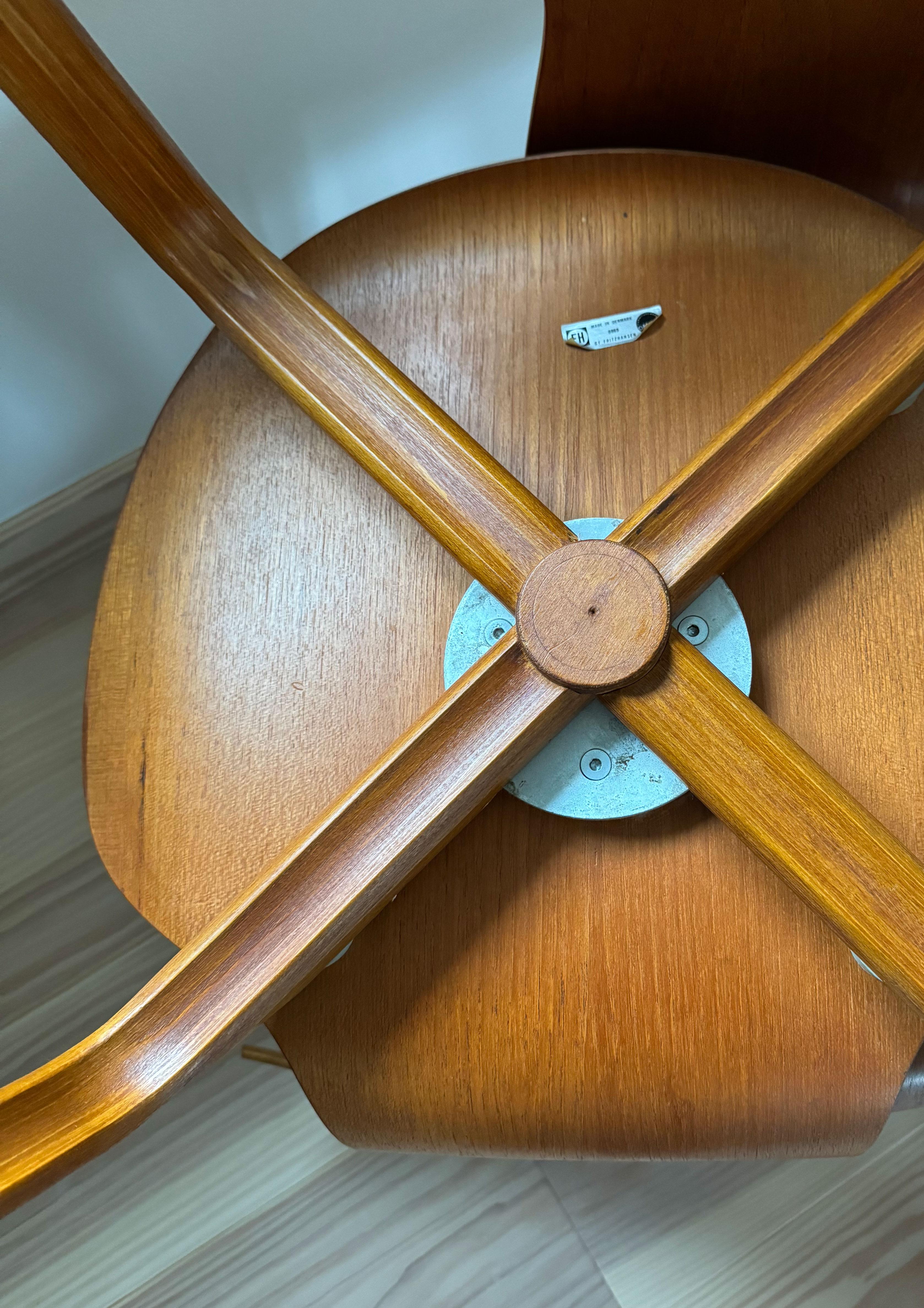 Metà XX secolo Due sedie Arne Jacobsen Grand Prix, n. 4130, in teak, con una rara provenienza. in vendita