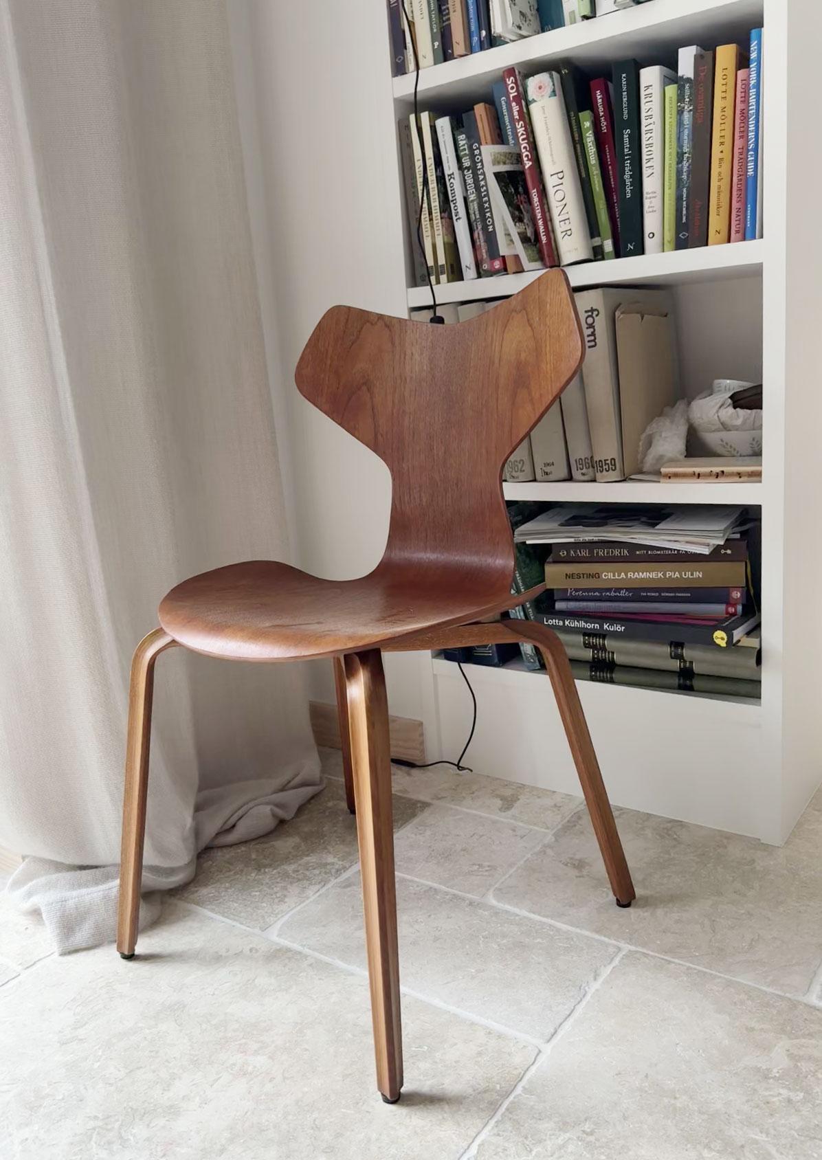 Betulla Due sedie Arne Jacobsen Grand Prix, n. 4130, in teak, con una rara provenienza. in vendita