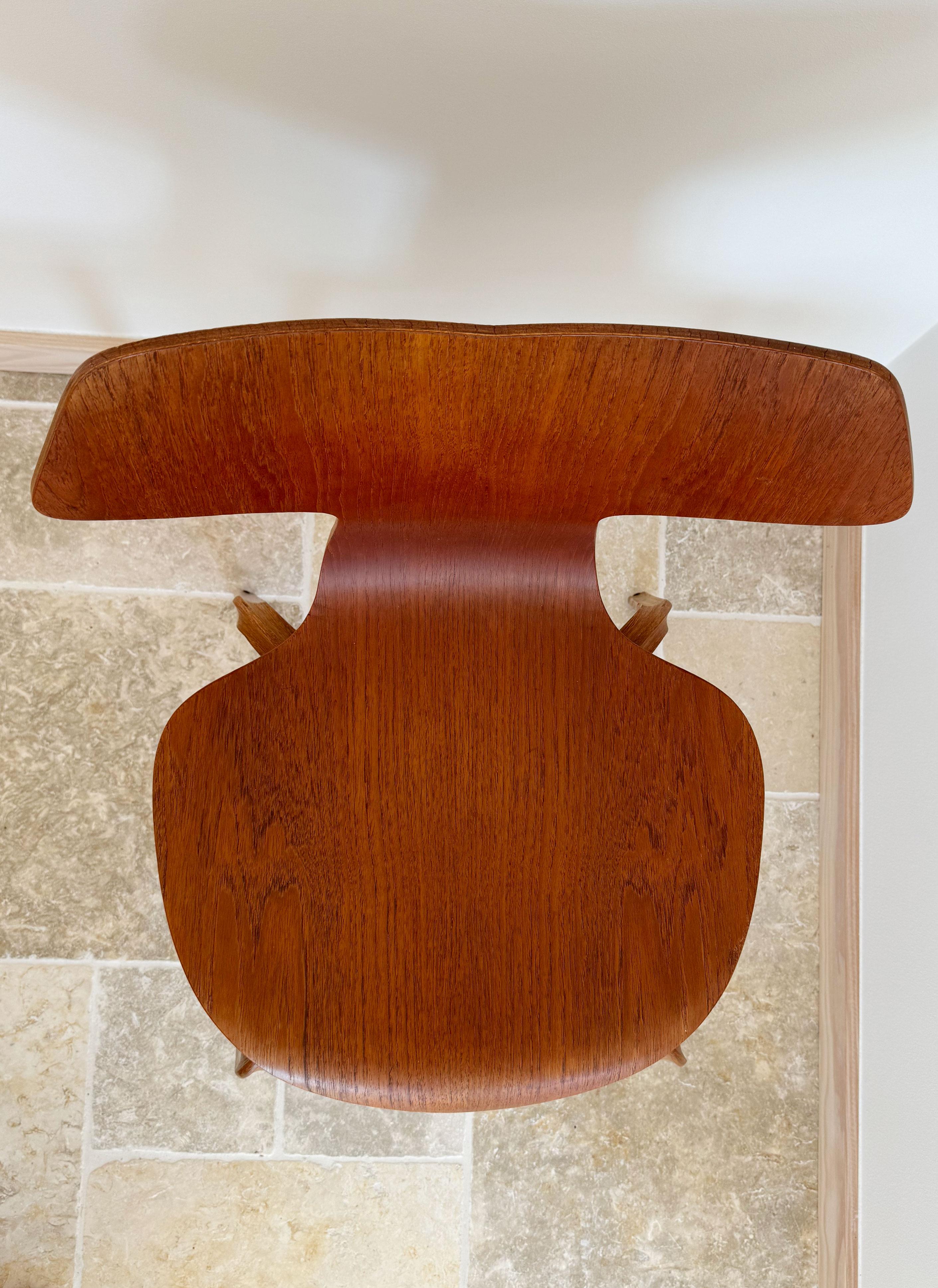Due sedie Arne Jacobsen Grand Prix, n. 4130, in teak, con una rara provenienza. in vendita 2