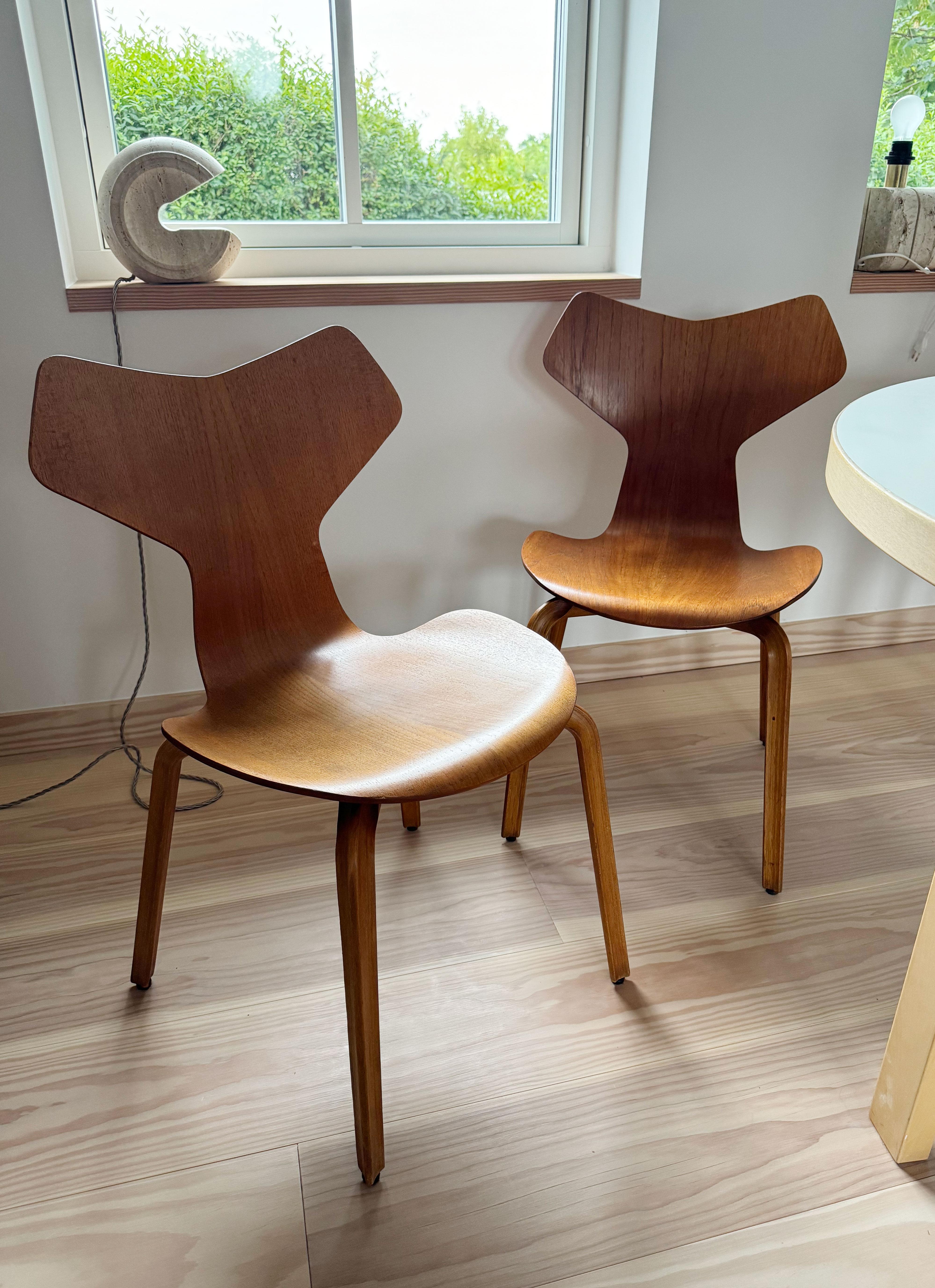 Two Arne Jacobsen Grand Prix Chairs, no 4130, in Teak, with Rare Provenance. For Sale 2