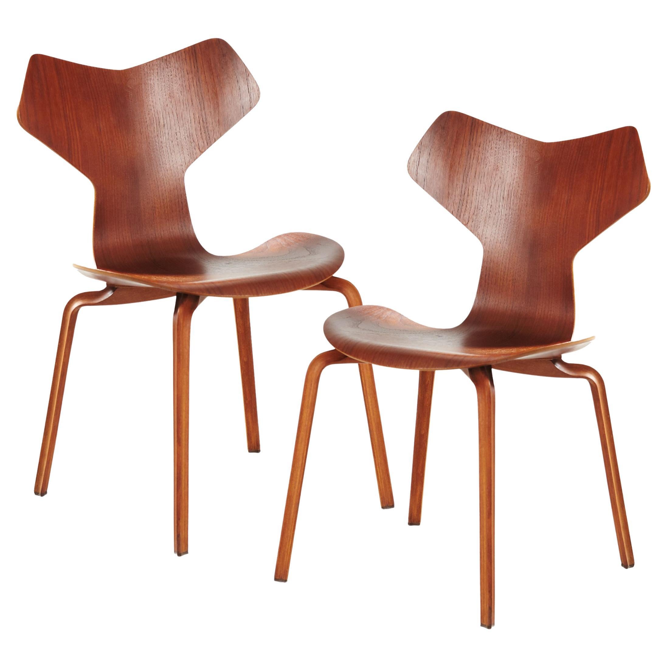 Due sedie Arne Jacobsen Grand Prix, n. 4130, in teak, con una rara provenienza.
