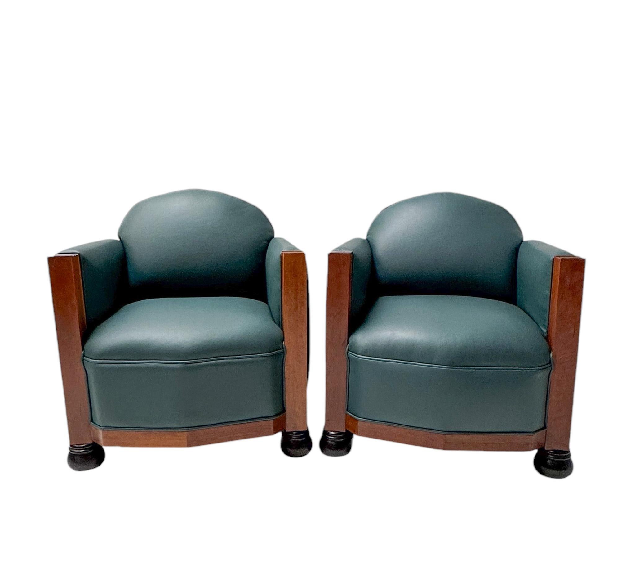 Magnificent and rare pair of Art Deco Amsterdamse School lounge chairs.
Design by Fa. Drilling Amsterdam.
Striking Dutch design from the 1920s.
Solid beech frames, veneered with walnut on original black lacquered feet.
Re-upholstered with high