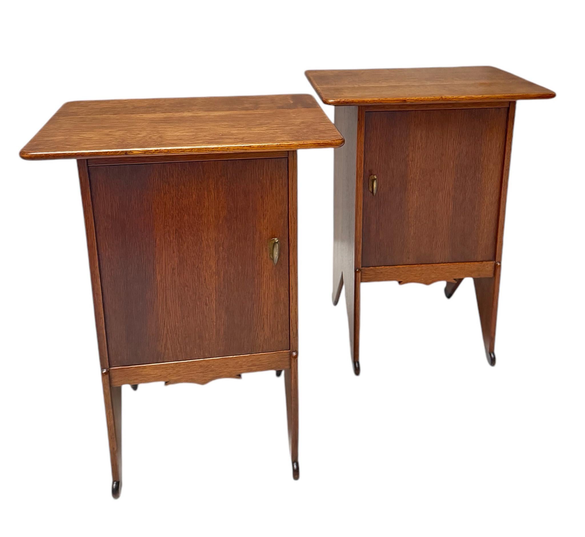 Magnifica e rarissima coppia di comodini o tavolini da letto Art Deco della Scuola di Amsterdam.
Design di Willem Penaat per Metz & Co. Amsterdam.
Un sorprendente design olandese degli anni '1920.
Cornici in rovere massiccio con piani originali in