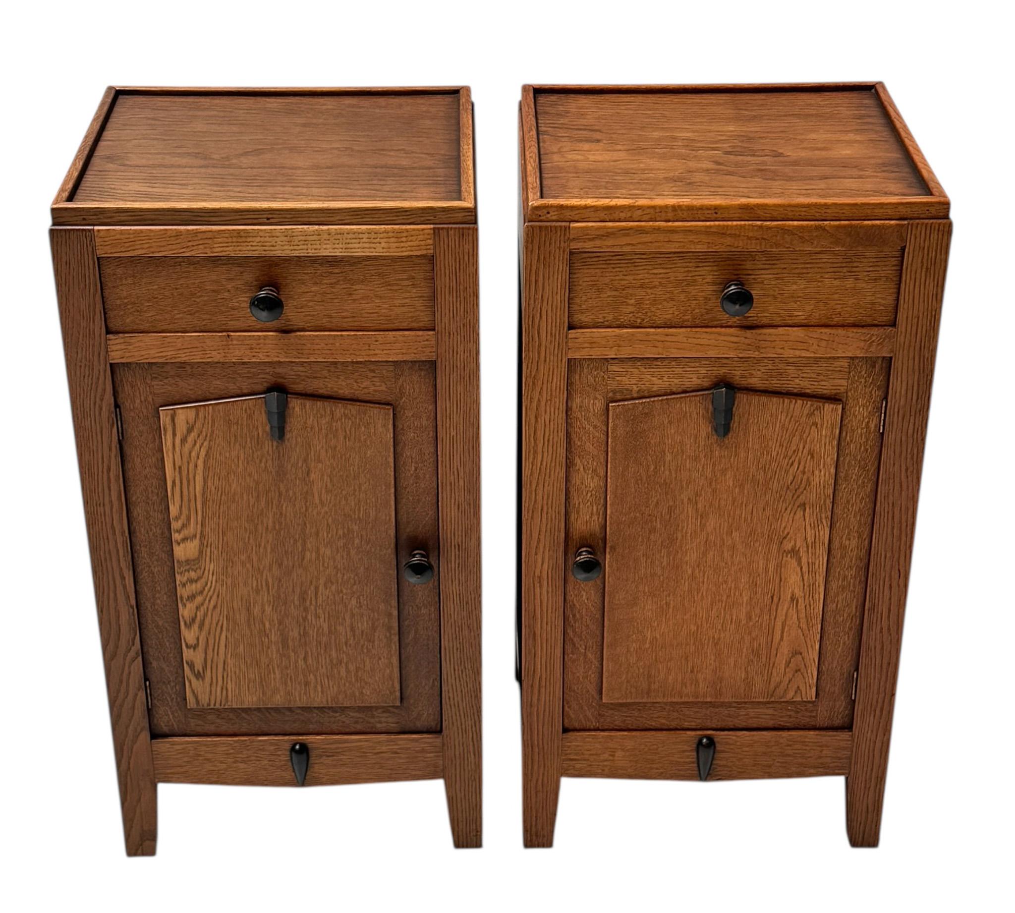 Magnificent and rare pair of Art Deco Amsterdamse School nightstands or bedside tables.
Striking Dutch design from the 1920s.
Solid oak bases with original black lacquered knobs and black lacquered elements.
This wonderful pair of Art Deco
